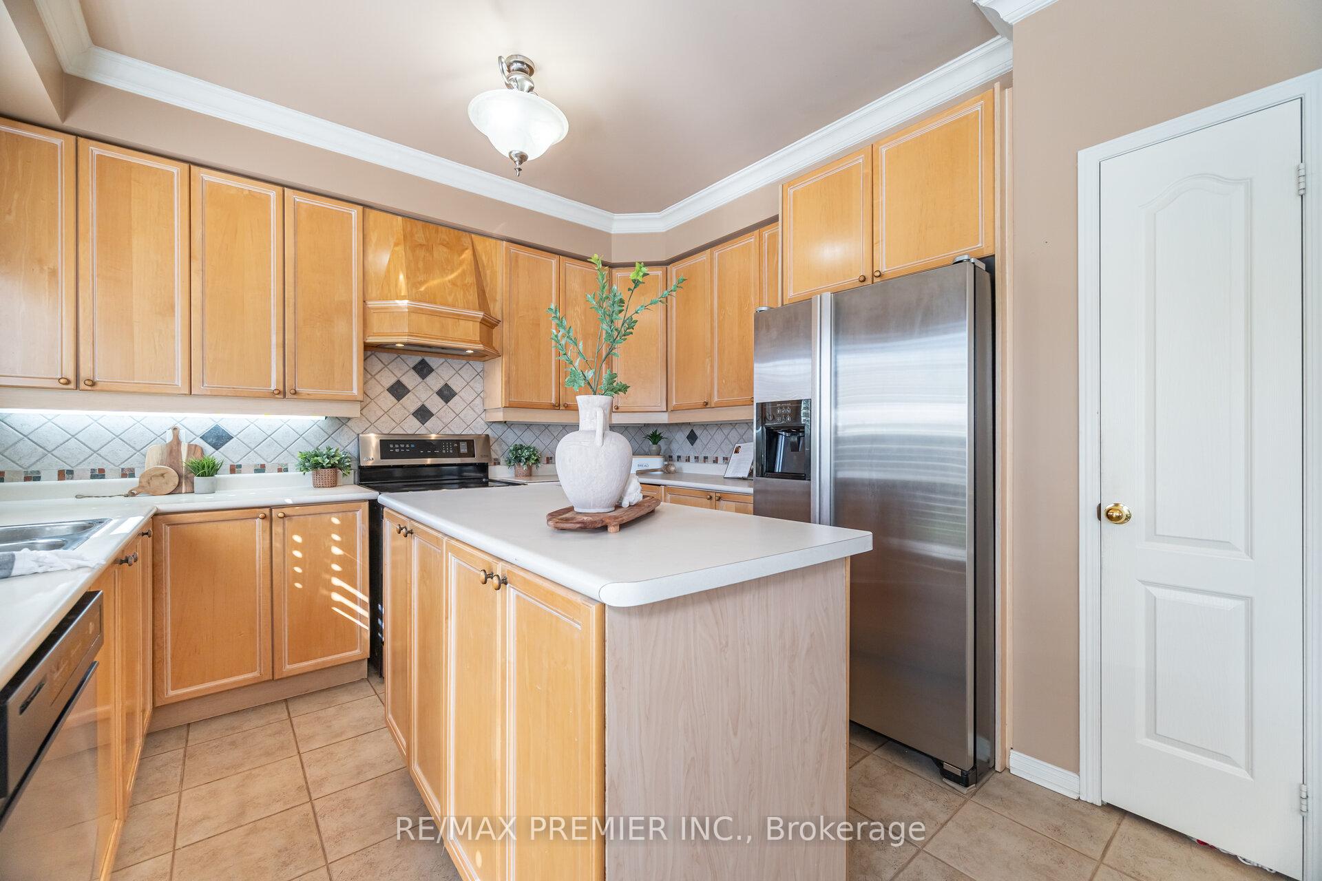 Photo 11 of 265 Julia Valentina Avenue, Vaughan, Sonoma Heights — HOMEH