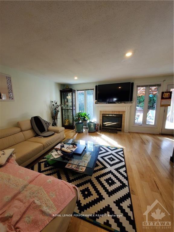 Photo 5 of 1064 Alenmede Crescent, Ottawa, Fairfield Heights — HOMEH