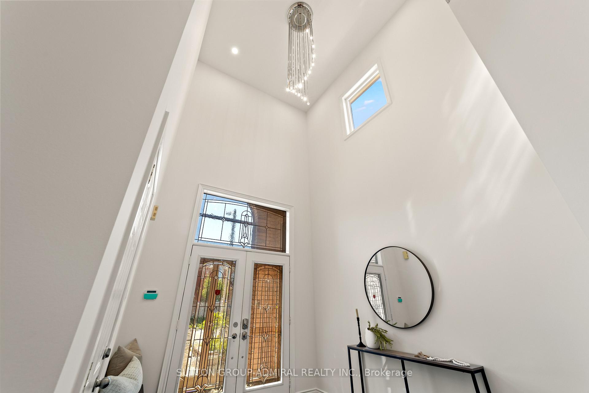 Photo 3 of 166 Ner Israel Drive, Vaughan, Patterson — HOMEH