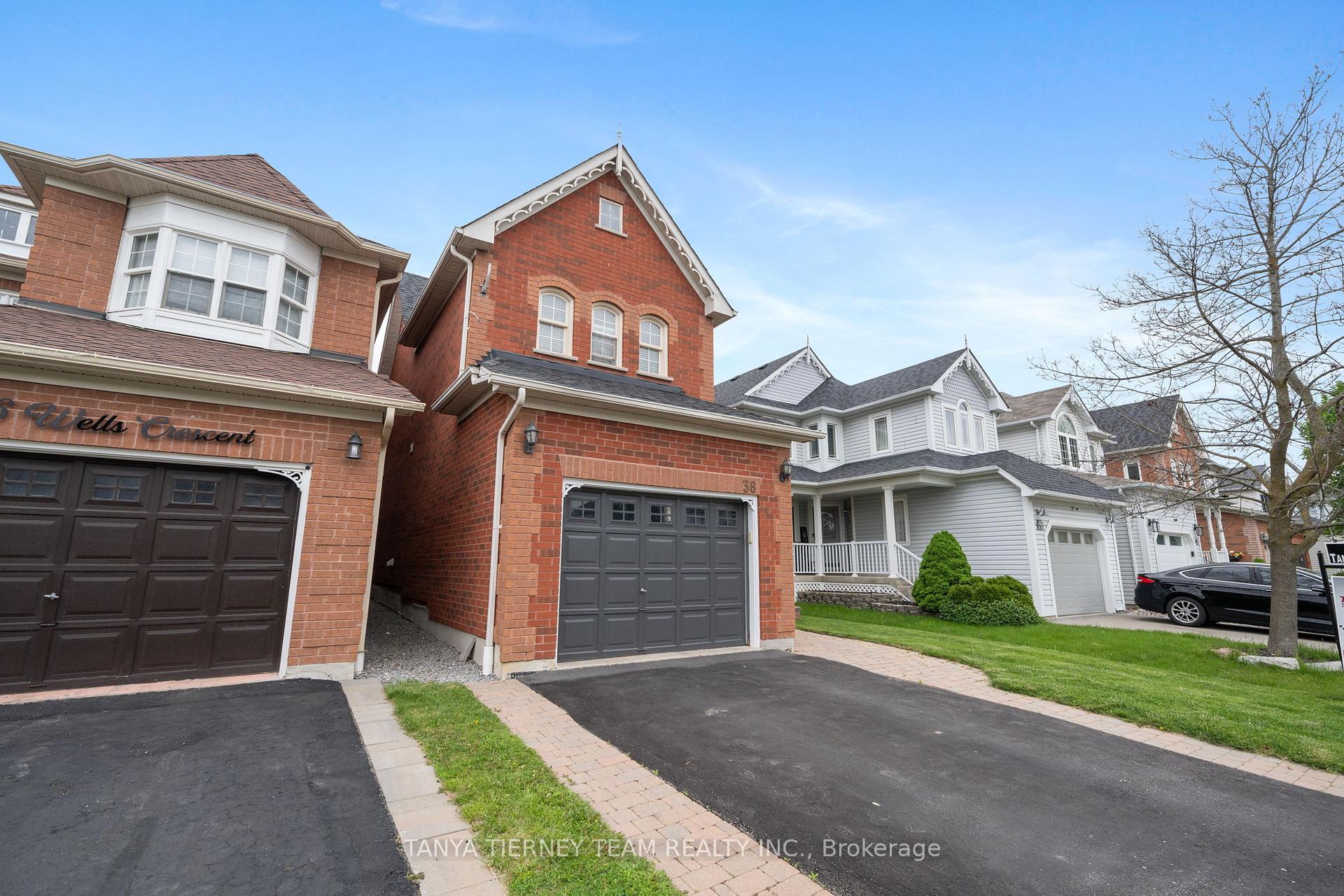 Photo 3 of 38 Wells Crescent, Whitby, Brooklin — HOMEH