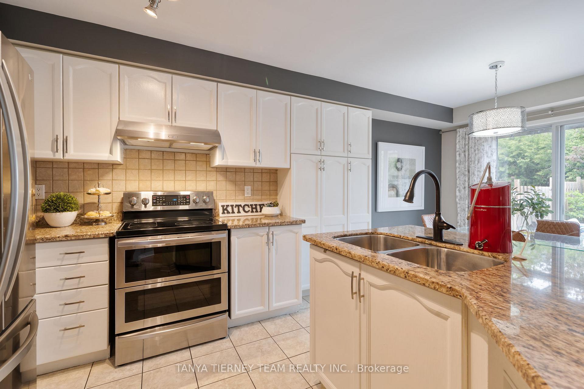 Photo 10 of 38 Wells Crescent, Whitby, Brooklin — HOMEH