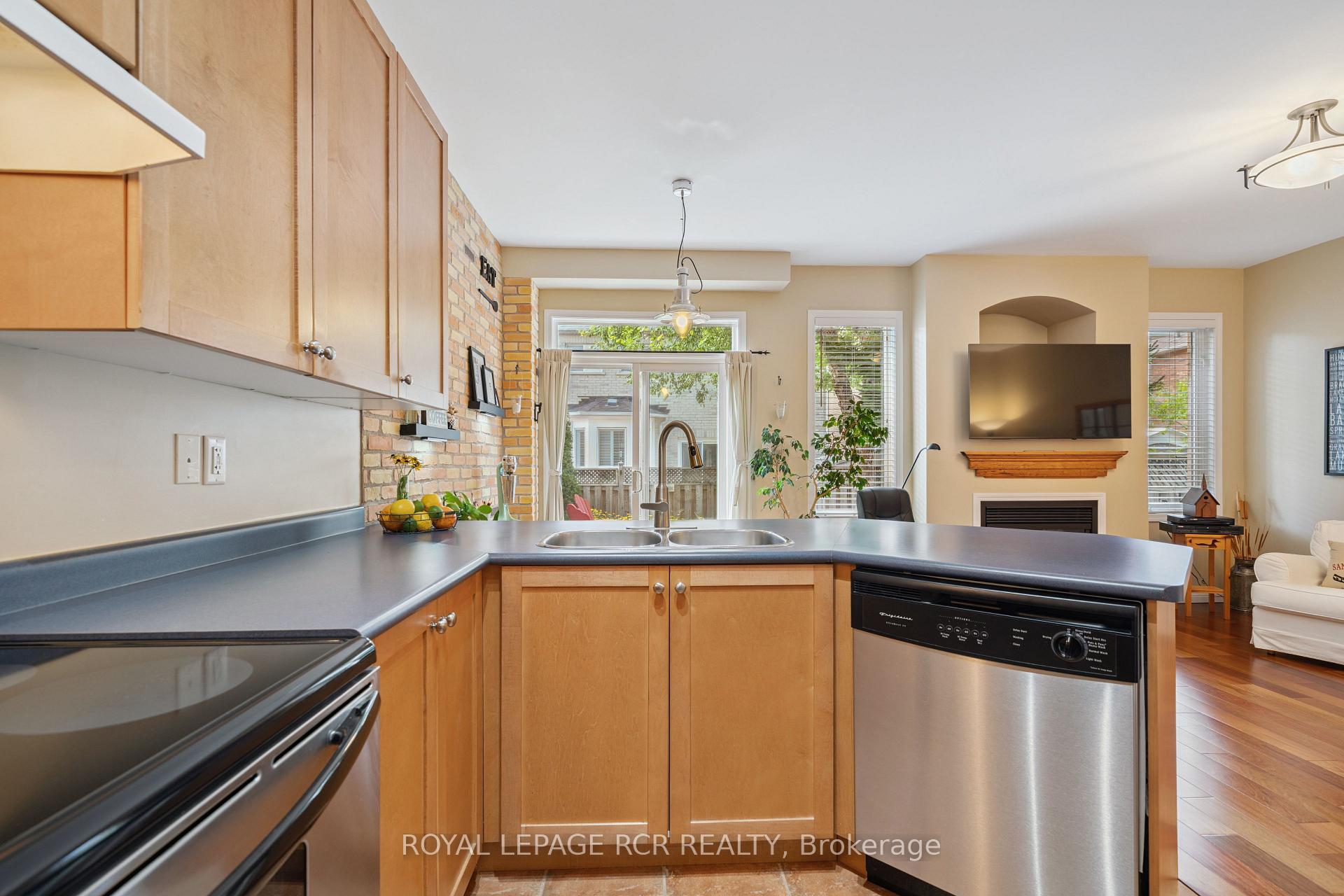Photo 14 of 136 Dolce Crescent, Vaughan, Vellore Village — HOMEH