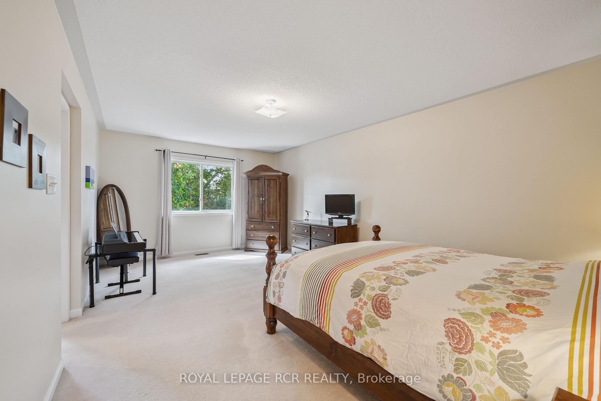 Photo 25 of 136 Dolce Crescent, Vaughan, Vellore Village — HOMEH