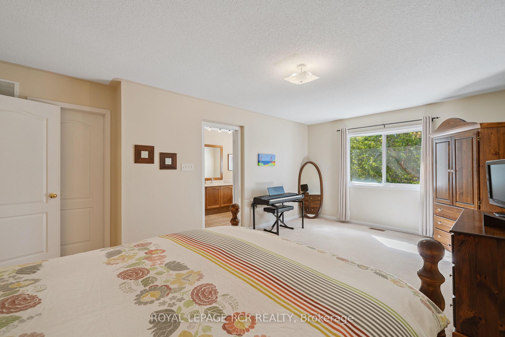 Photo 29 of 136 Dolce Crescent, Vaughan, Vellore Village — HOMEH