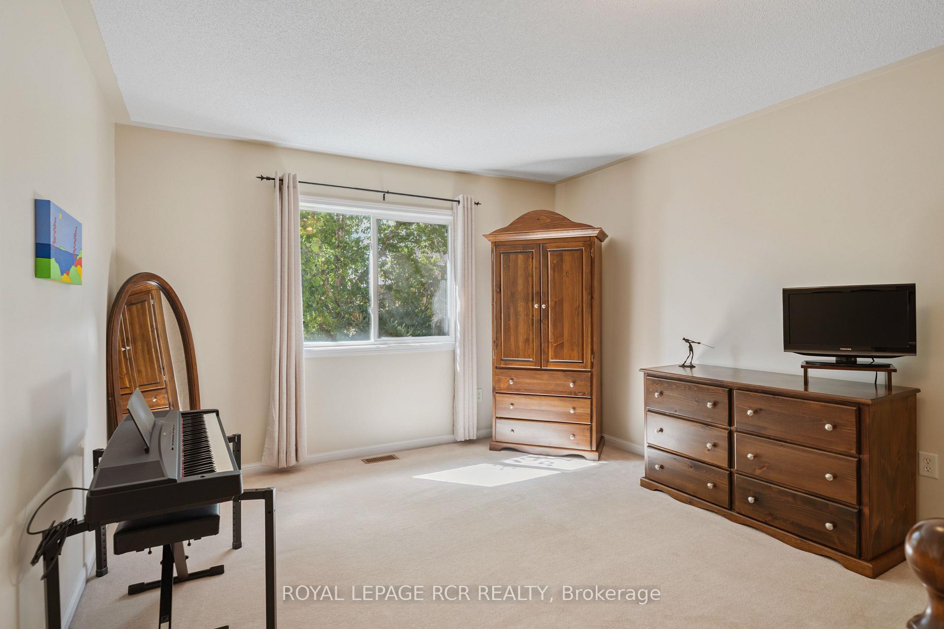 Photo 30 of 136 Dolce Crescent, Vaughan, Vellore Village — HOMEH