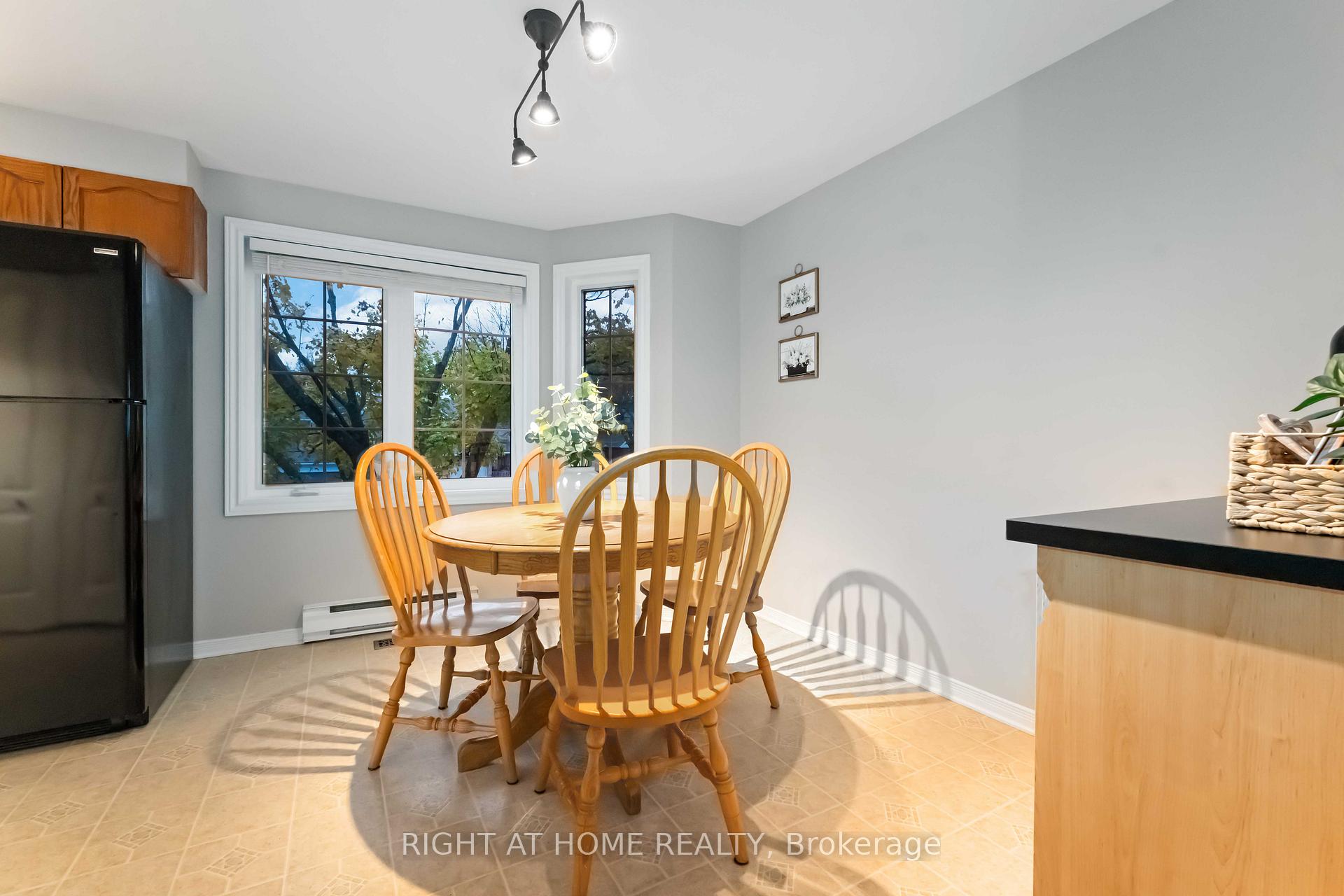 Photo 13 of 7 Weybridge Drive S, Ottawa, Barrhaven - Cedargrove/Fraserdale — HOMEH