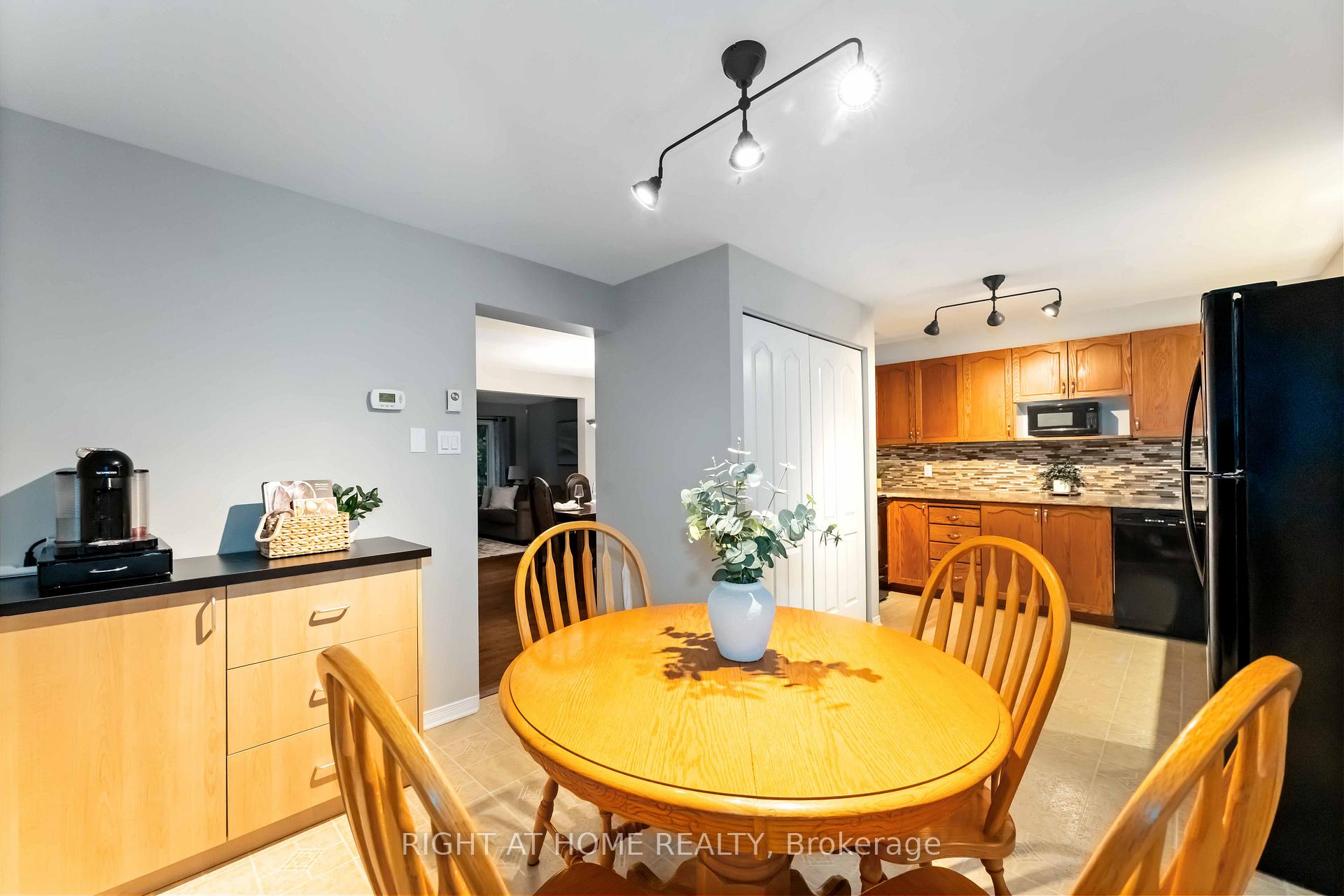Photo 18 of 7 Weybridge Drive S, Ottawa, Barrhaven - Cedargrove/Fraserdale — HOMEH