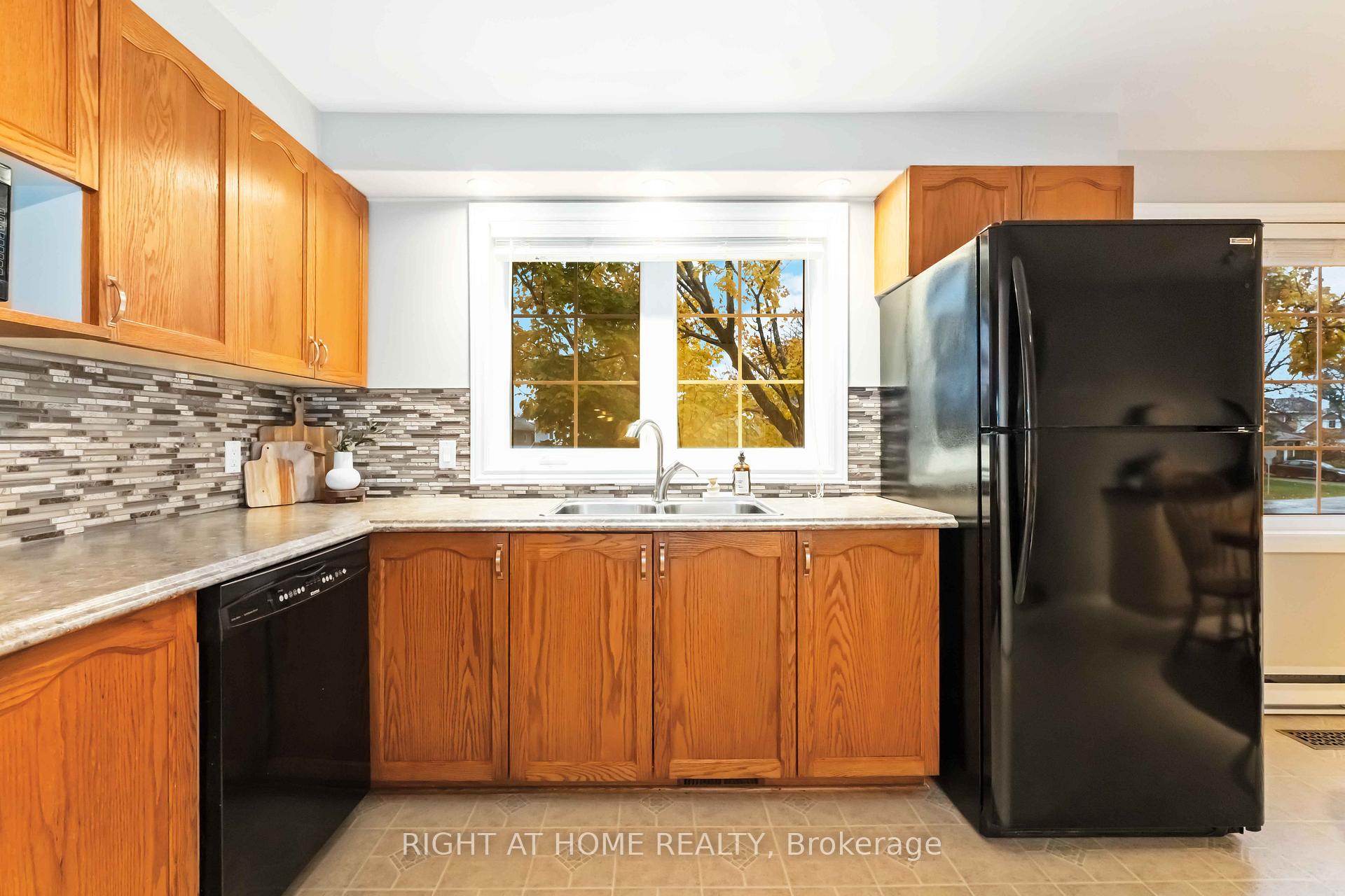 Photo 12 of 7 Weybridge Drive S, Ottawa, Barrhaven - Cedargrove/Fraserdale — HOMEH