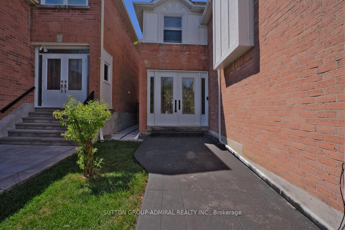 Photo 3 of 85 Glen Crescent, Vaughan, Uplands — HOMEH