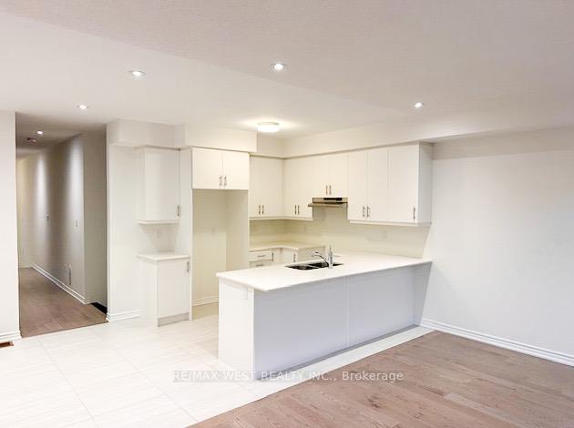 Photo 3 of 37 Kinloss Street, Vaughan, Kleinburg — HOMEH