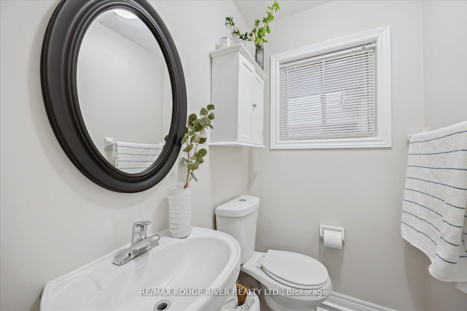 Photo 12 of 37 Sinden Drive, Whitby, Brooklin — HOMEH