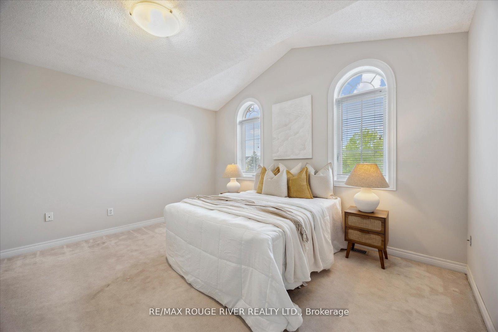Photo 13 of 37 Sinden Drive, Whitby, Brooklin — HOMEH
