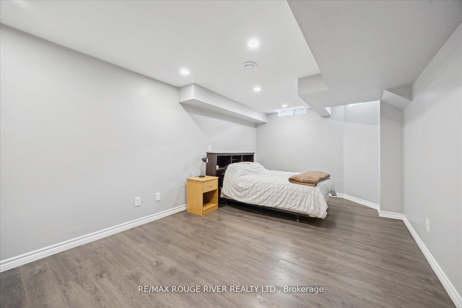 Photo 19 of 37 Sinden Drive, Whitby, Brooklin — HOMEH