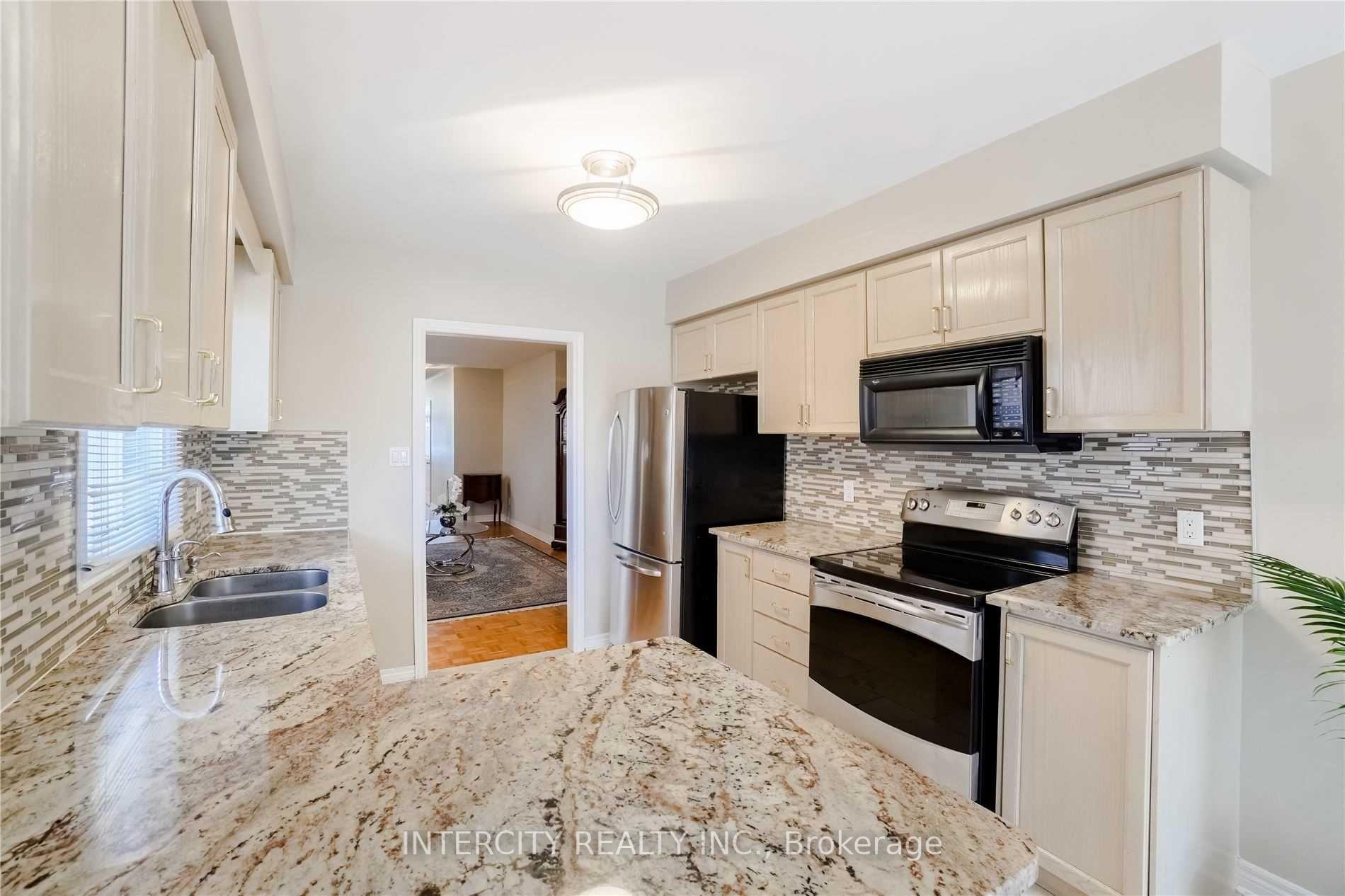 Photo 4 of 19 Stone Palace Way, Vaughan, Sonoma Heights — HOMEH