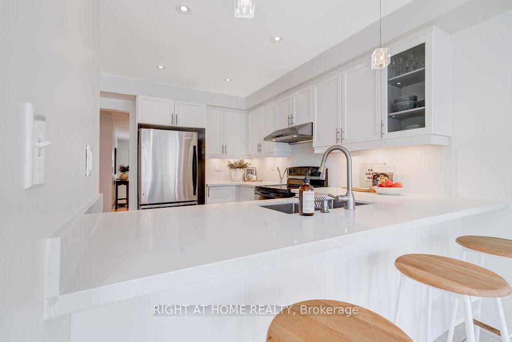 Photo 9 of 35 Brahm Court, Vaughan, Vellore Village — HOMEH