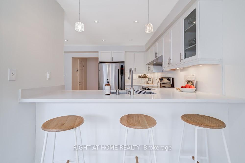 Photo 10 of 35 Brahm Court, Vaughan, Vellore Village — HOMEH