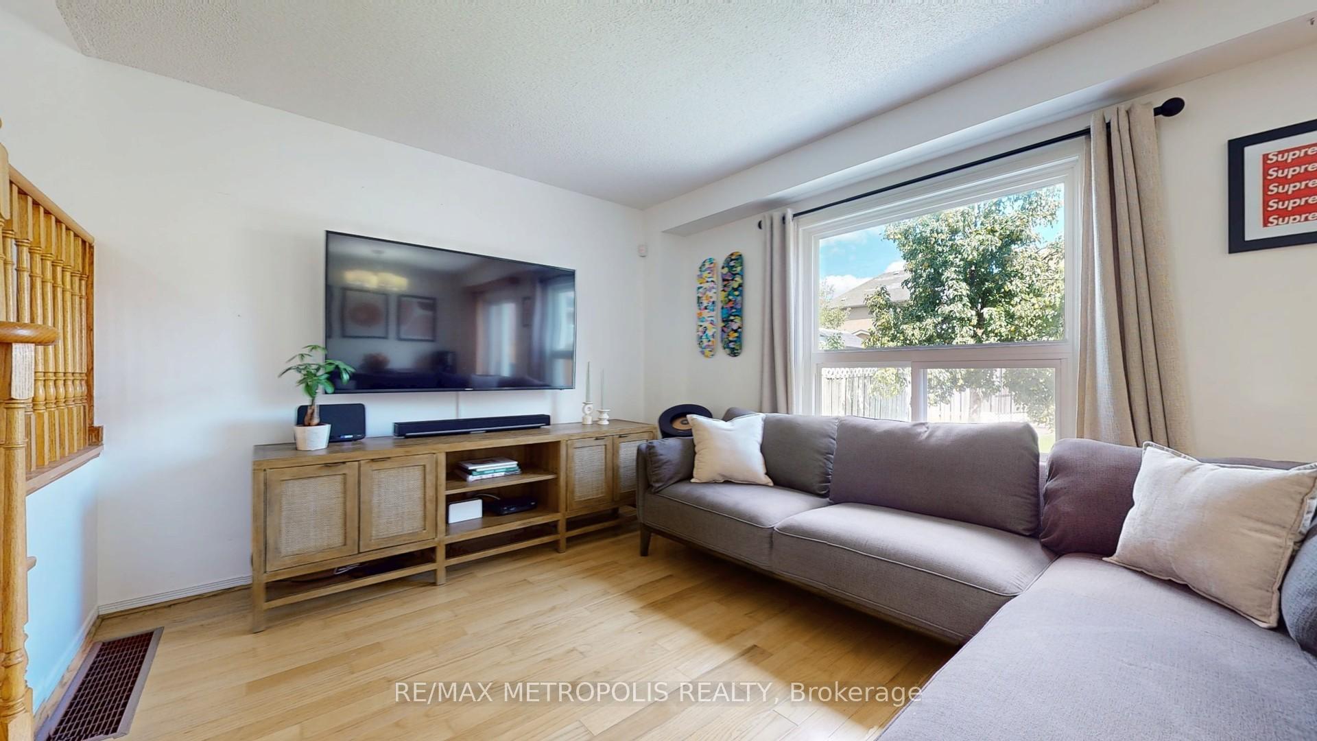 Photo 8 of 63 Whitefaulds Road, Vaughan, Maple — HOMEH