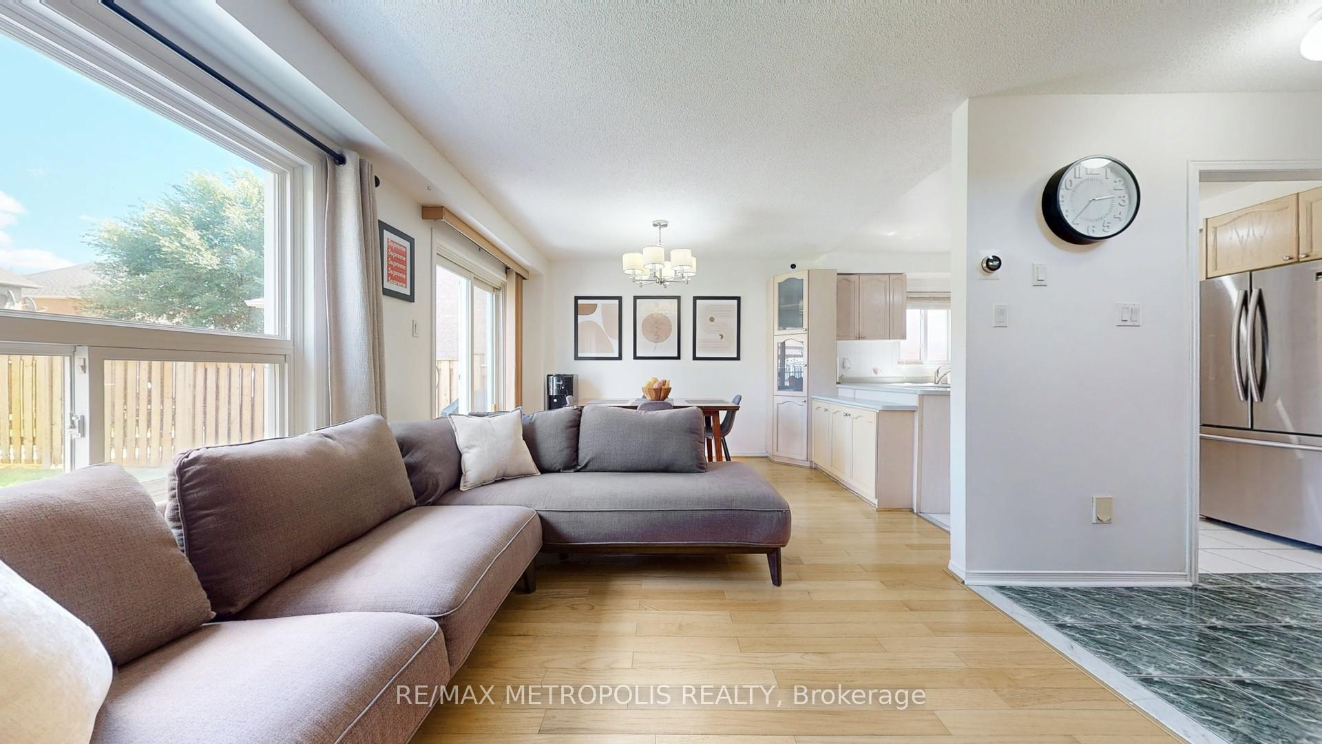 Photo 10 of 63 Whitefaulds Road, Vaughan, Maple — HOMEH