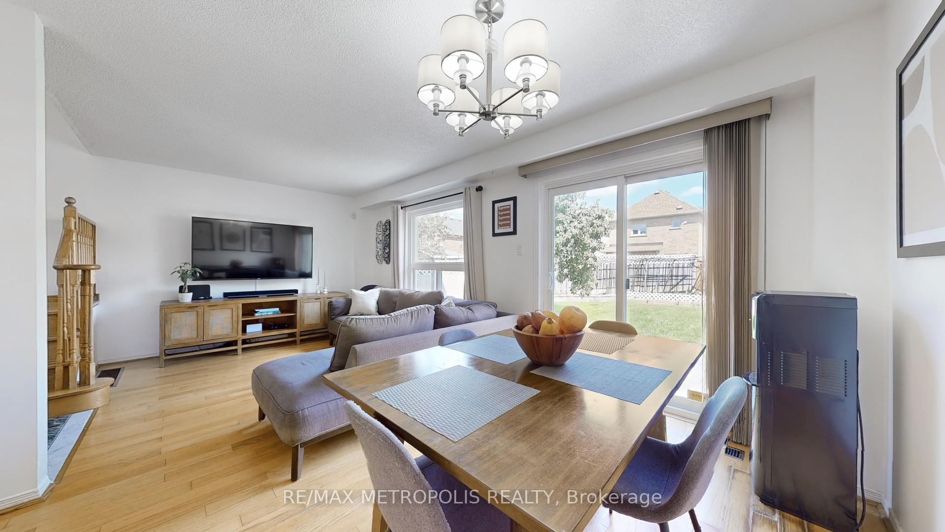 Photo 15 of 63 Whitefaulds Road, Vaughan, Maple — HOMEH