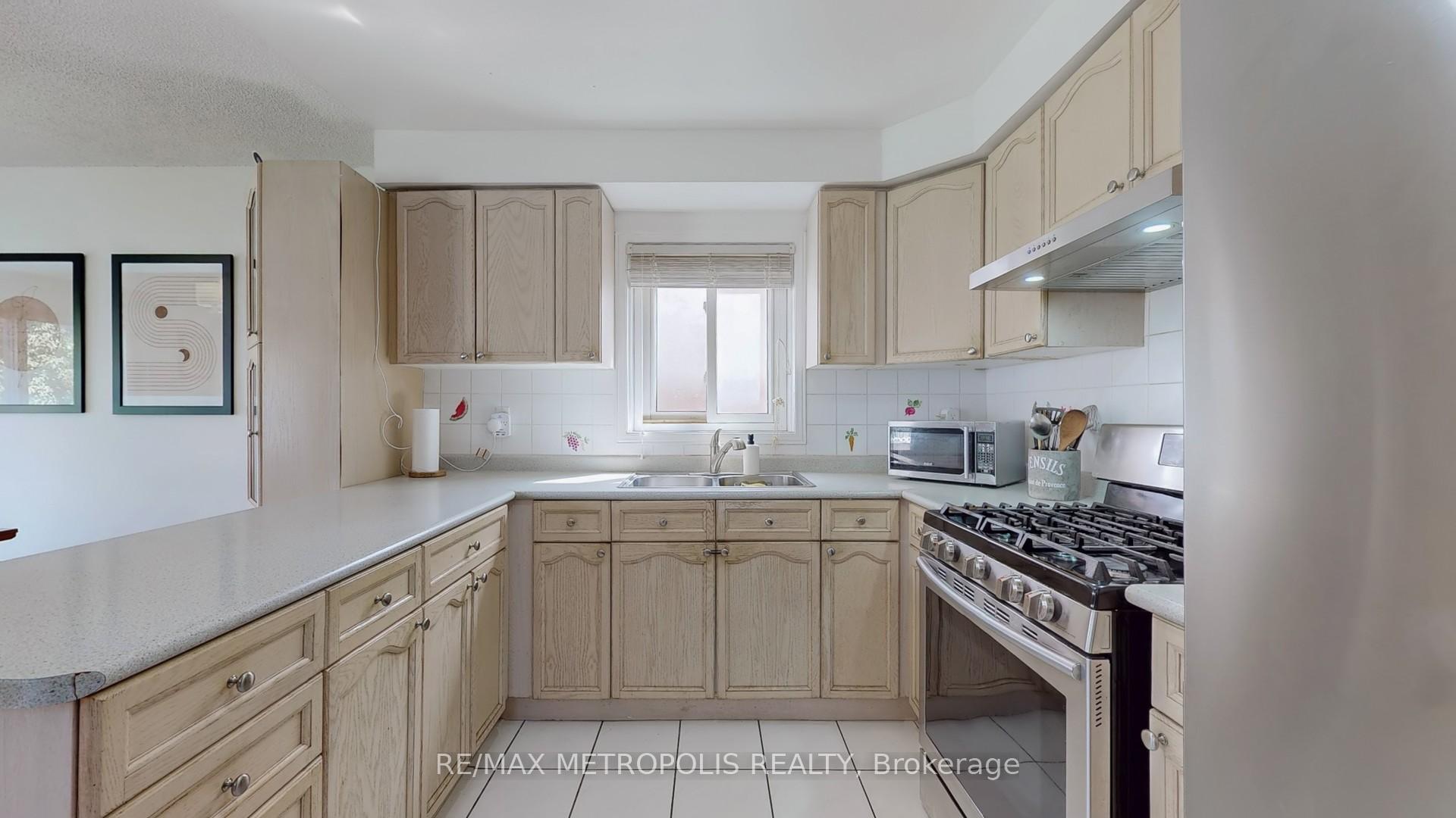 Photo 17 of 63 Whitefaulds Road, Vaughan, Maple — HOMEH