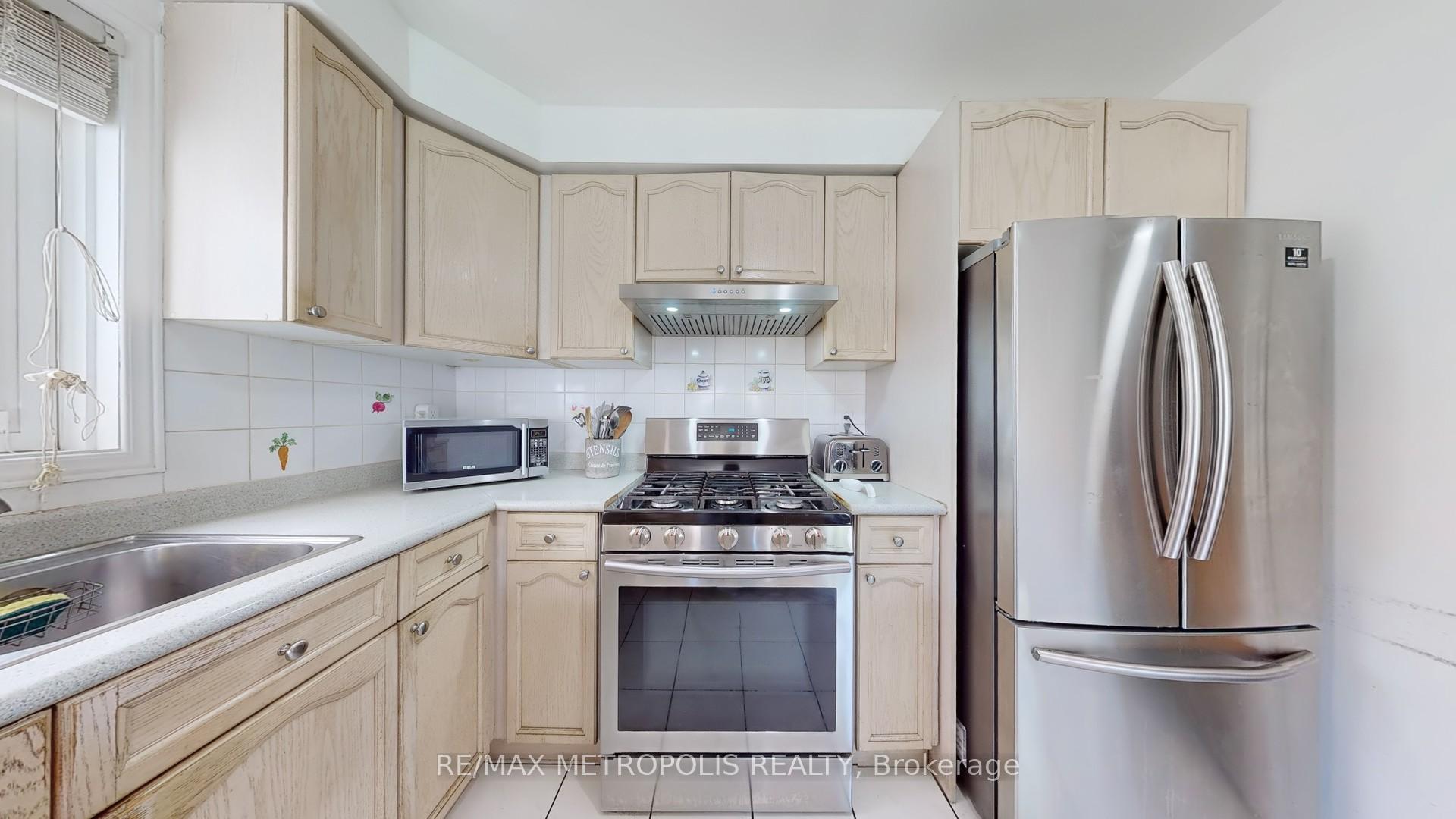 Photo 18 of 63 Whitefaulds Road, Vaughan, Maple — HOMEH
