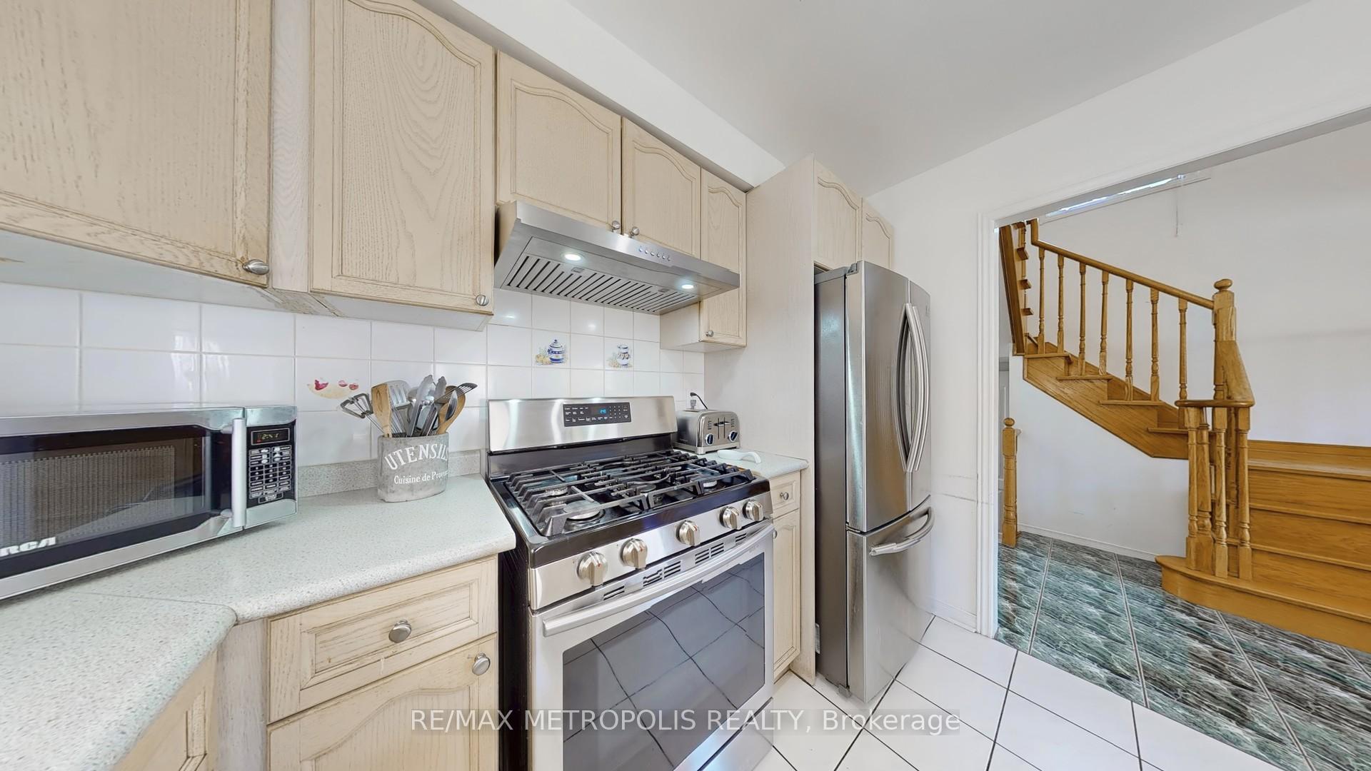 Photo 19 of 63 Whitefaulds Road, Vaughan, Maple — HOMEH