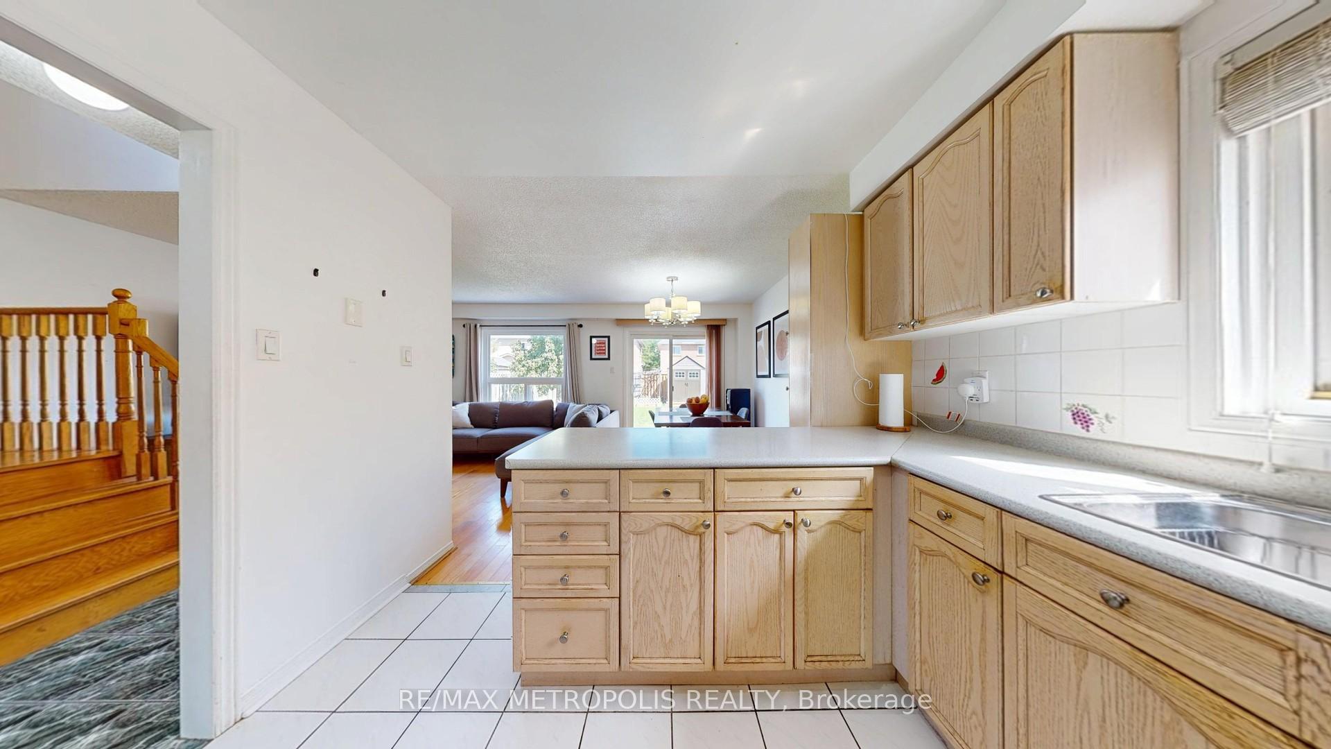 Photo 20 of 63 Whitefaulds Road, Vaughan, Maple — HOMEH