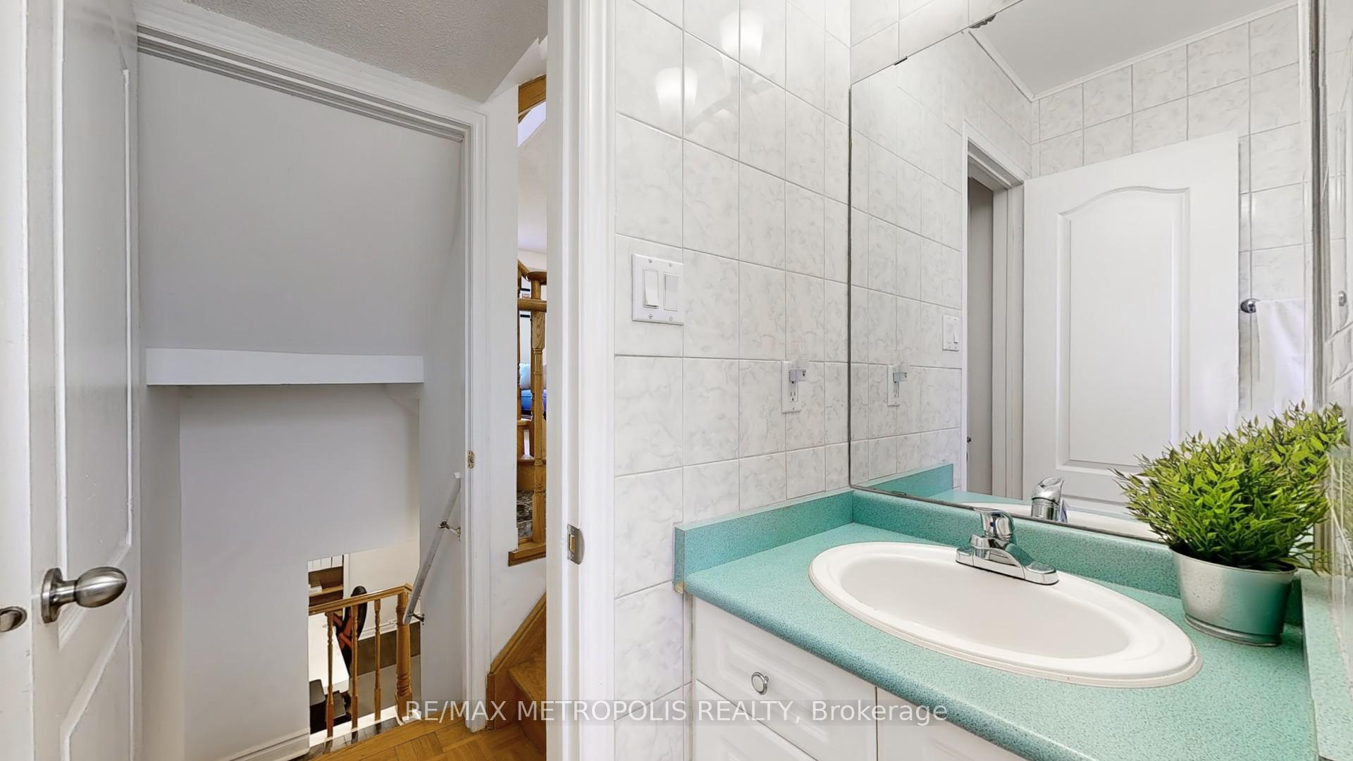 Photo 22 of 63 Whitefaulds Road, Vaughan, Maple — HOMEH