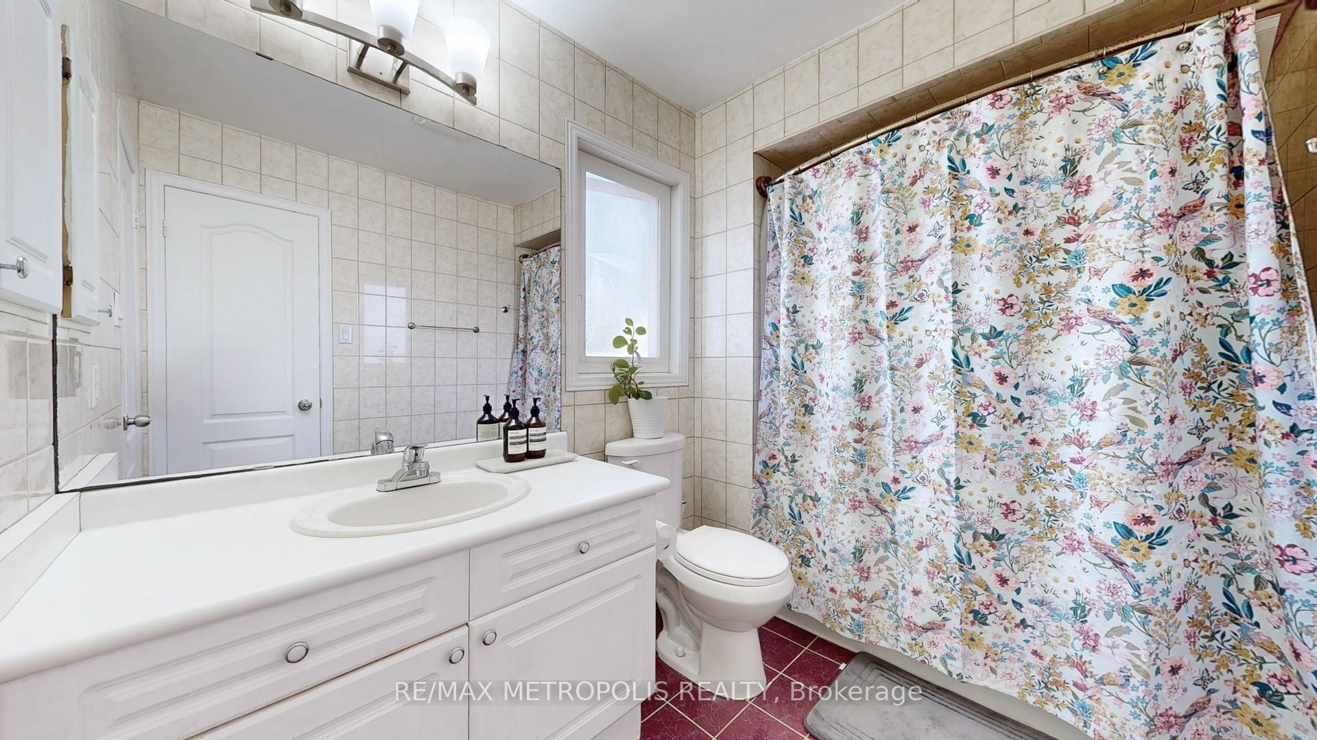 Photo 34 of 63 Whitefaulds Road, Vaughan, Maple — HOMEH