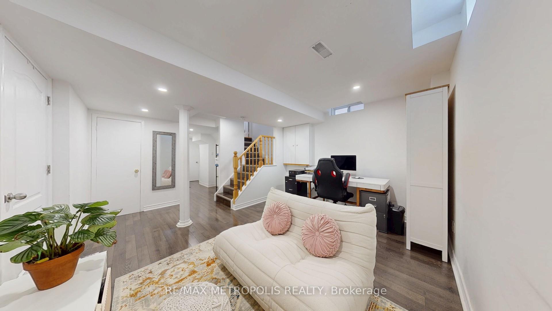 Photo 36 of 63 Whitefaulds Road, Vaughan, Maple — HOMEH