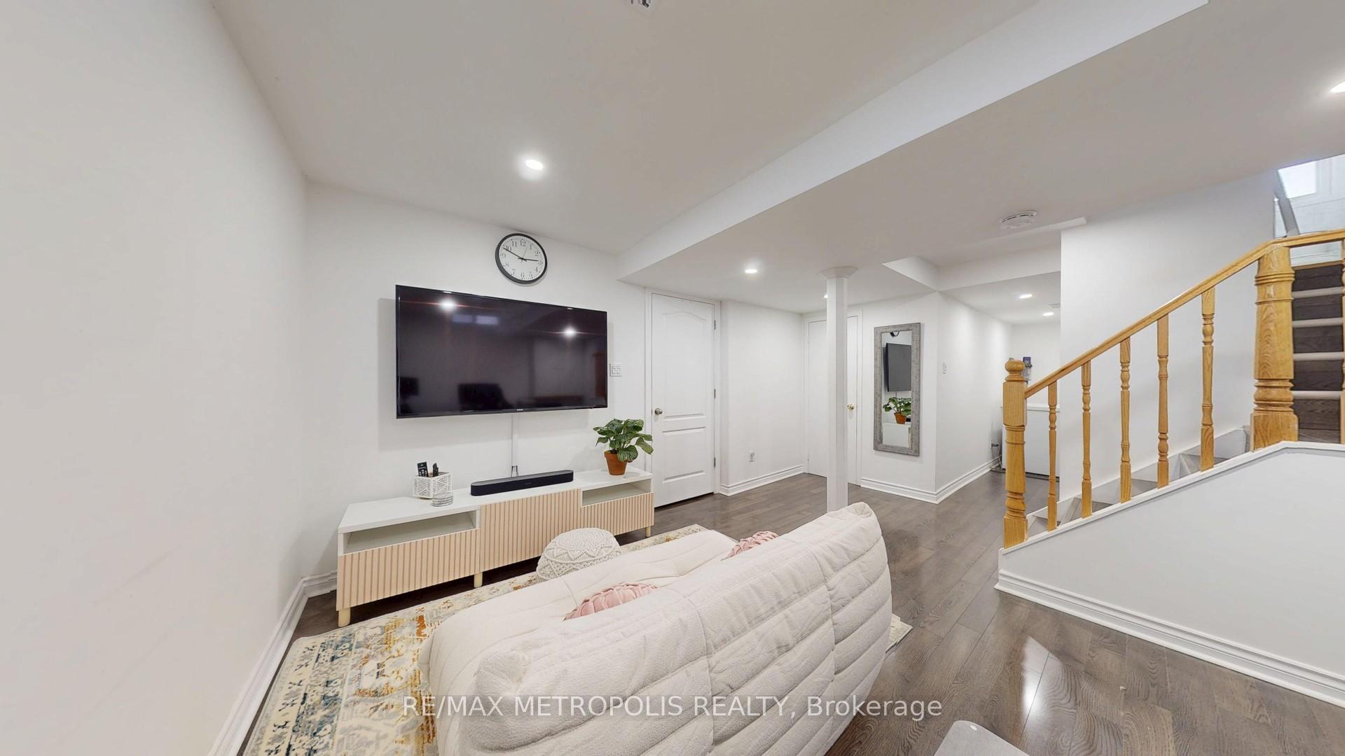 Photo 37 of 63 Whitefaulds Road, Vaughan, Maple — HOMEH