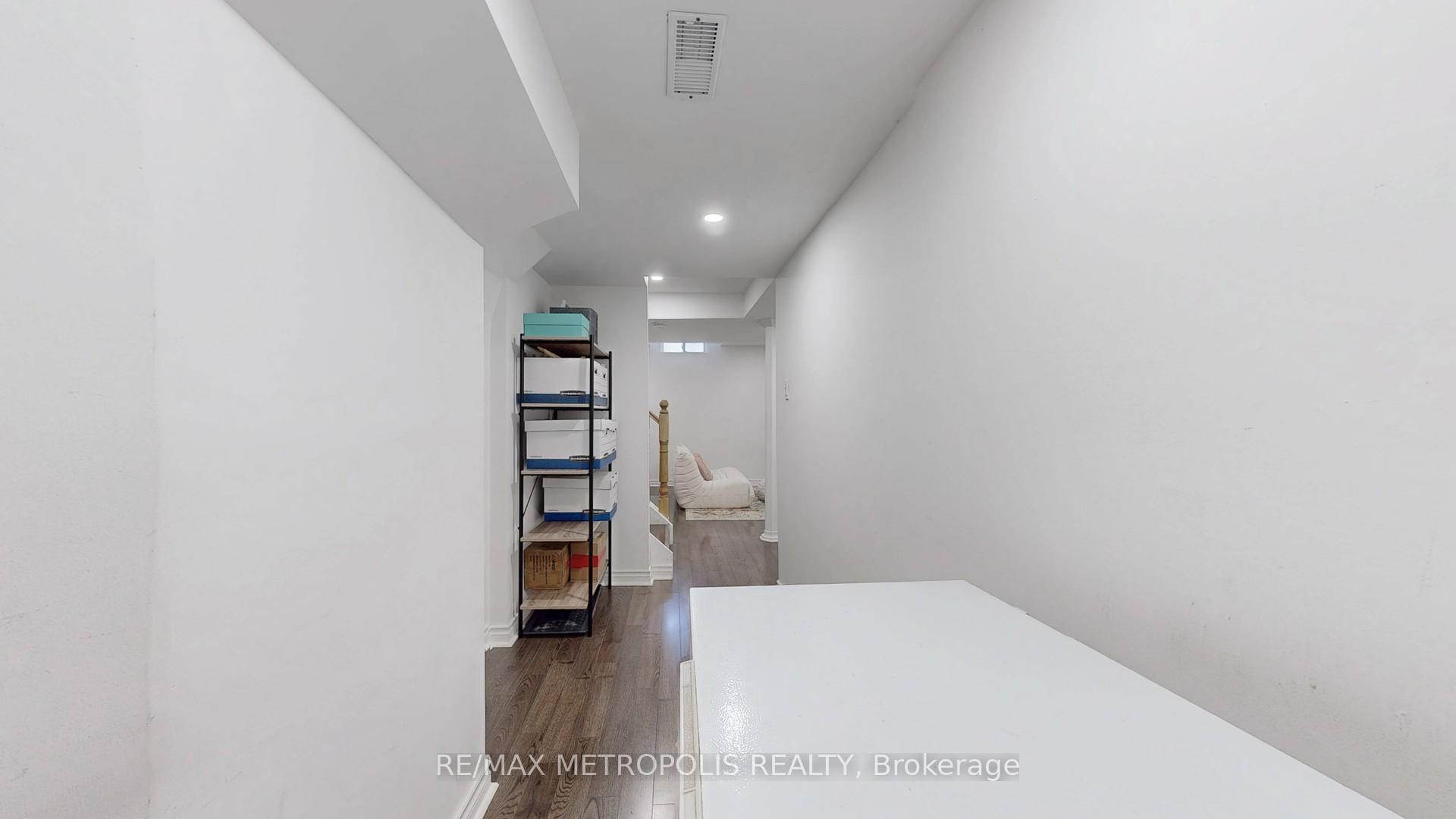 Photo 39 of 63 Whitefaulds Road, Vaughan, Maple — HOMEH