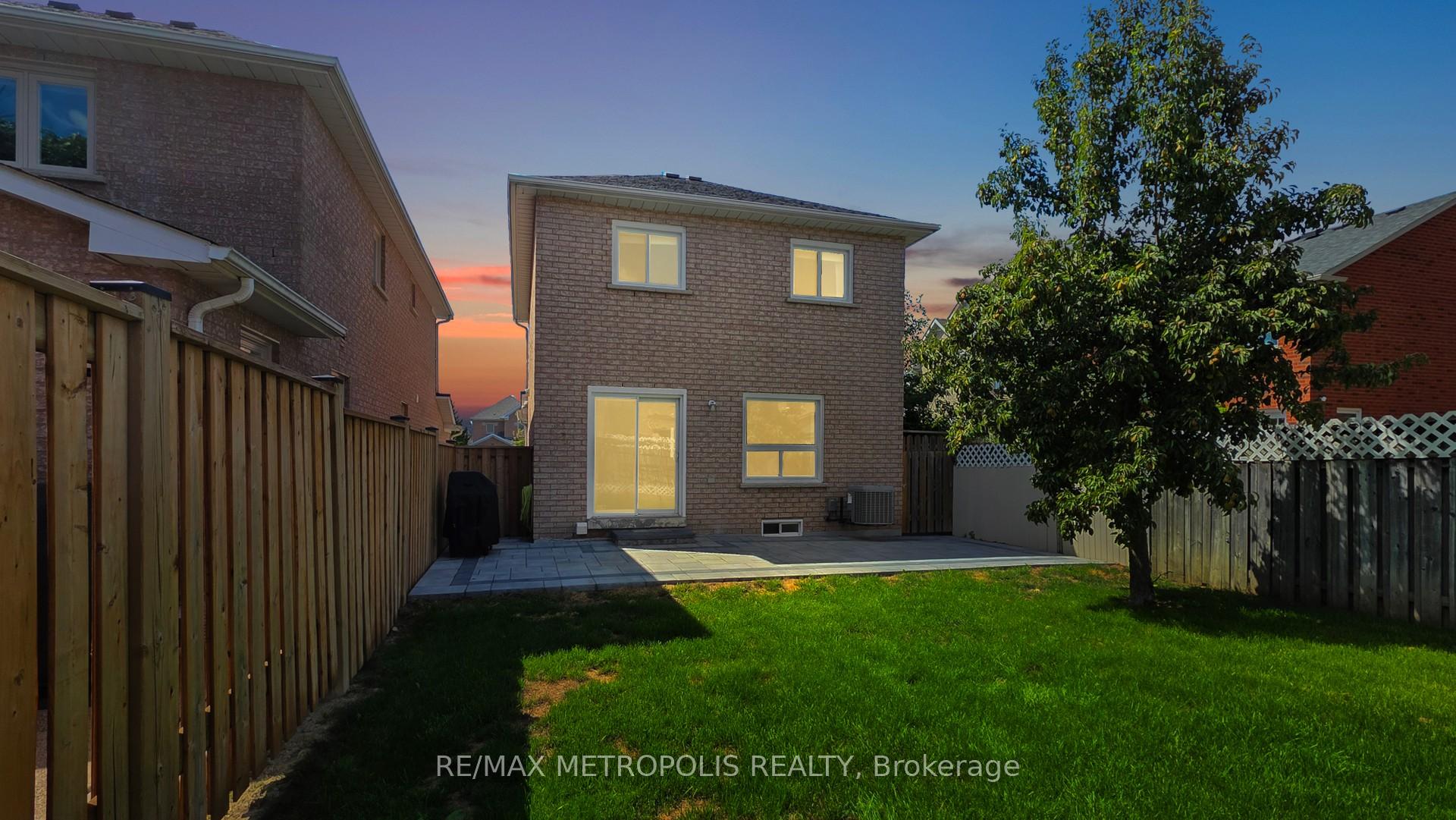 Photo 42 of 63 Whitefaulds Road, Vaughan, Maple — HOMEH
