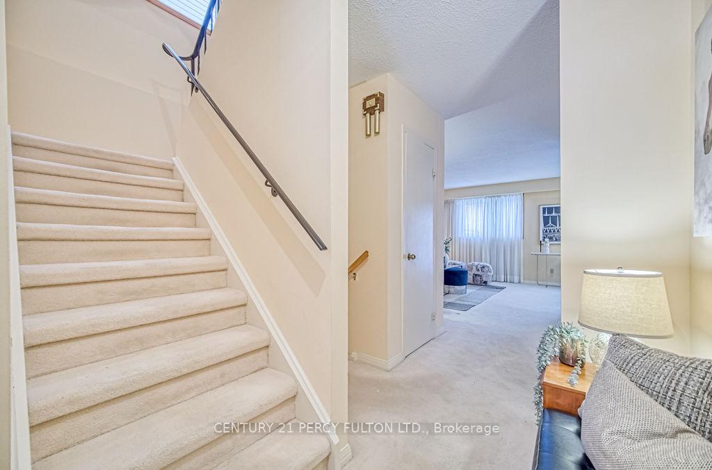 Photo 3 of 626 Creekview Circle, Pickering, West Shore — HOMEH