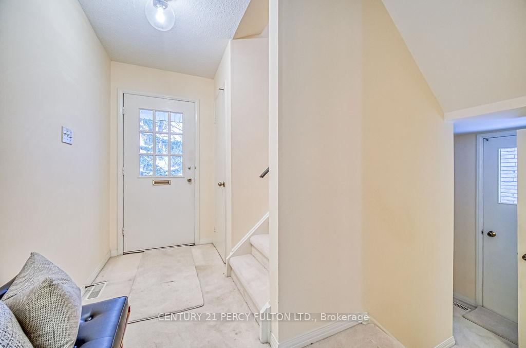 Photo 4 of 626 Creekview Circle, Pickering, West Shore — HOMEH