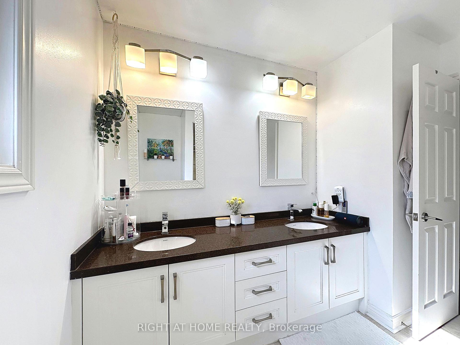 Photo 42 of 60 Helena Gardens, Vaughan, Crestwood-Springfarm-Yorkhill — HOMEH