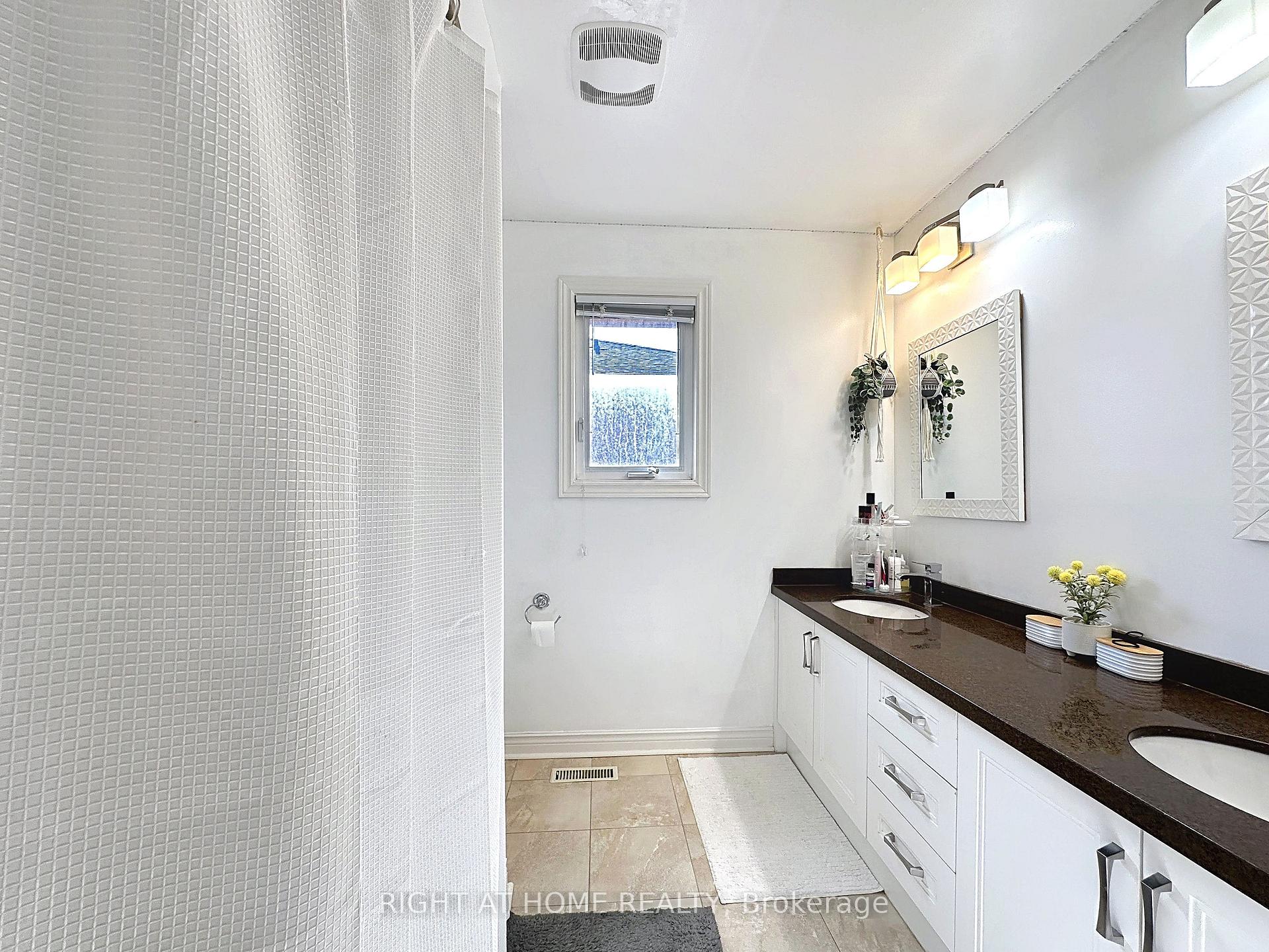 Photo 43 of 60 Helena Gardens, Vaughan, Crestwood-Springfarm-Yorkhill — HOMEH