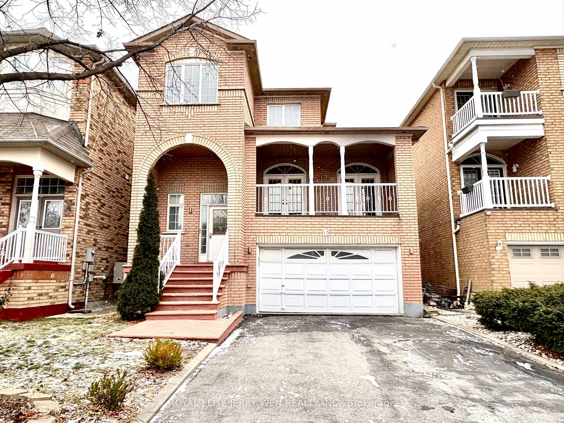 Front of 15 Sail Crescent