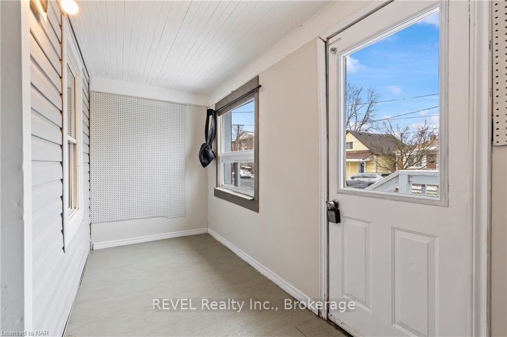 Photo 3 of 28 Mcalpine Avenue S, Welland, Lincoln/Crowland — HOMEH