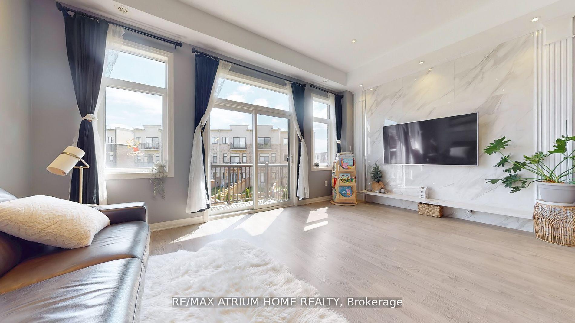 Photo 3 of 143 Arianna Crescent W, Vaughan, Patterson — HOMEH