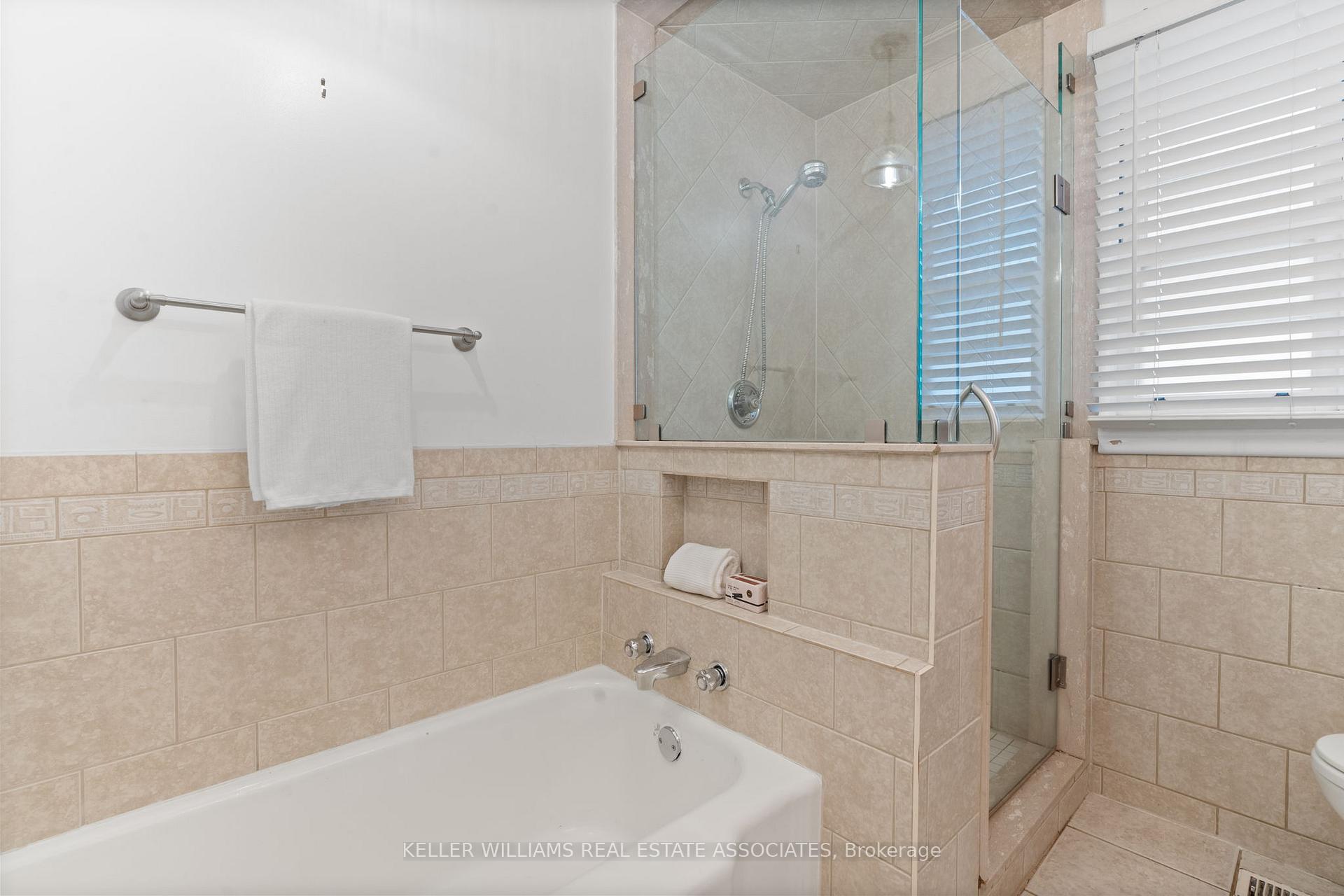 Photo 19 of 406 Saint John Street W, Whitby, Downtown Whitby — HOMEH