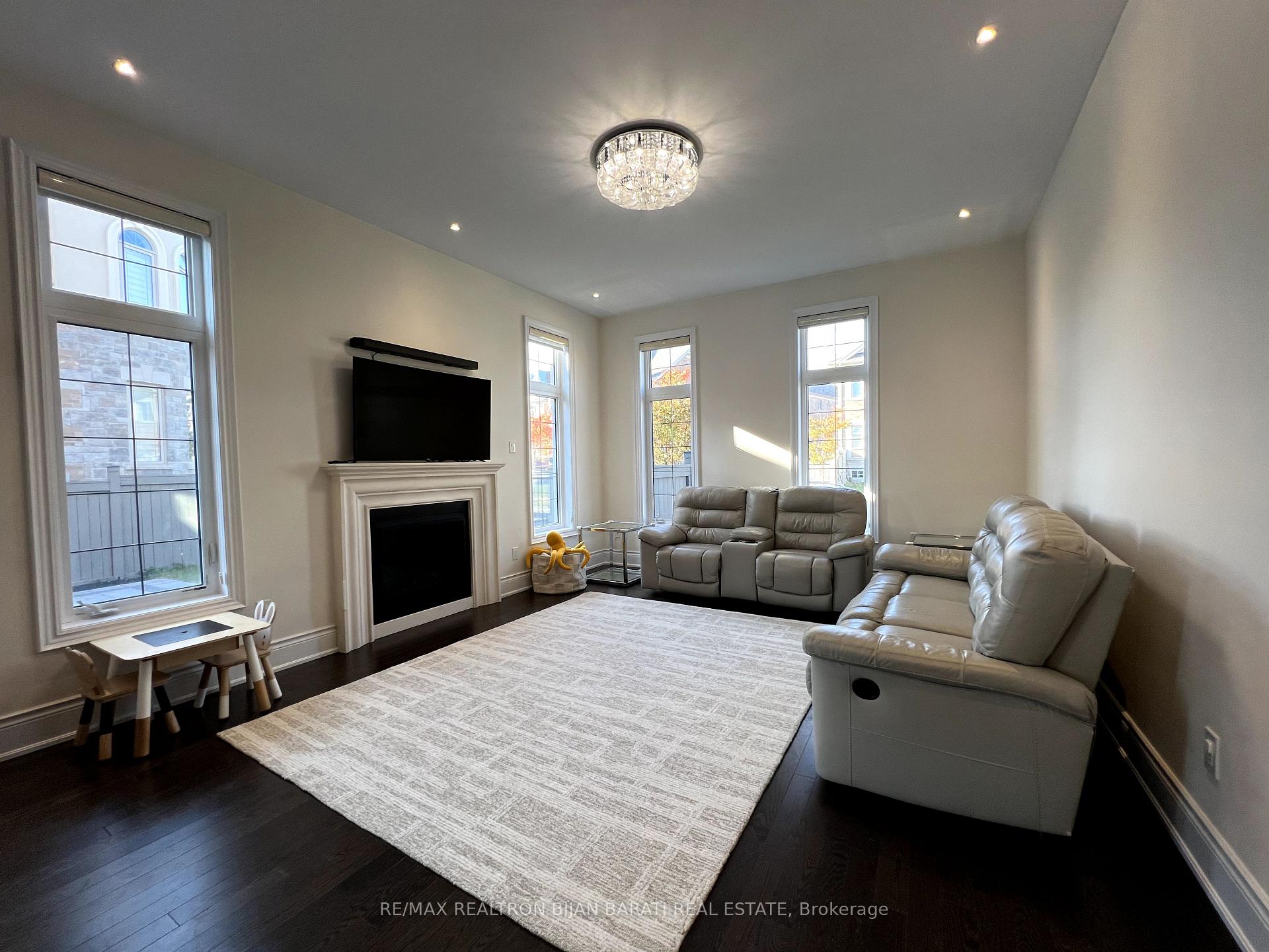 Photo 8 of 42 Hurst Avenue, Vaughan, Patterson — HOMEH