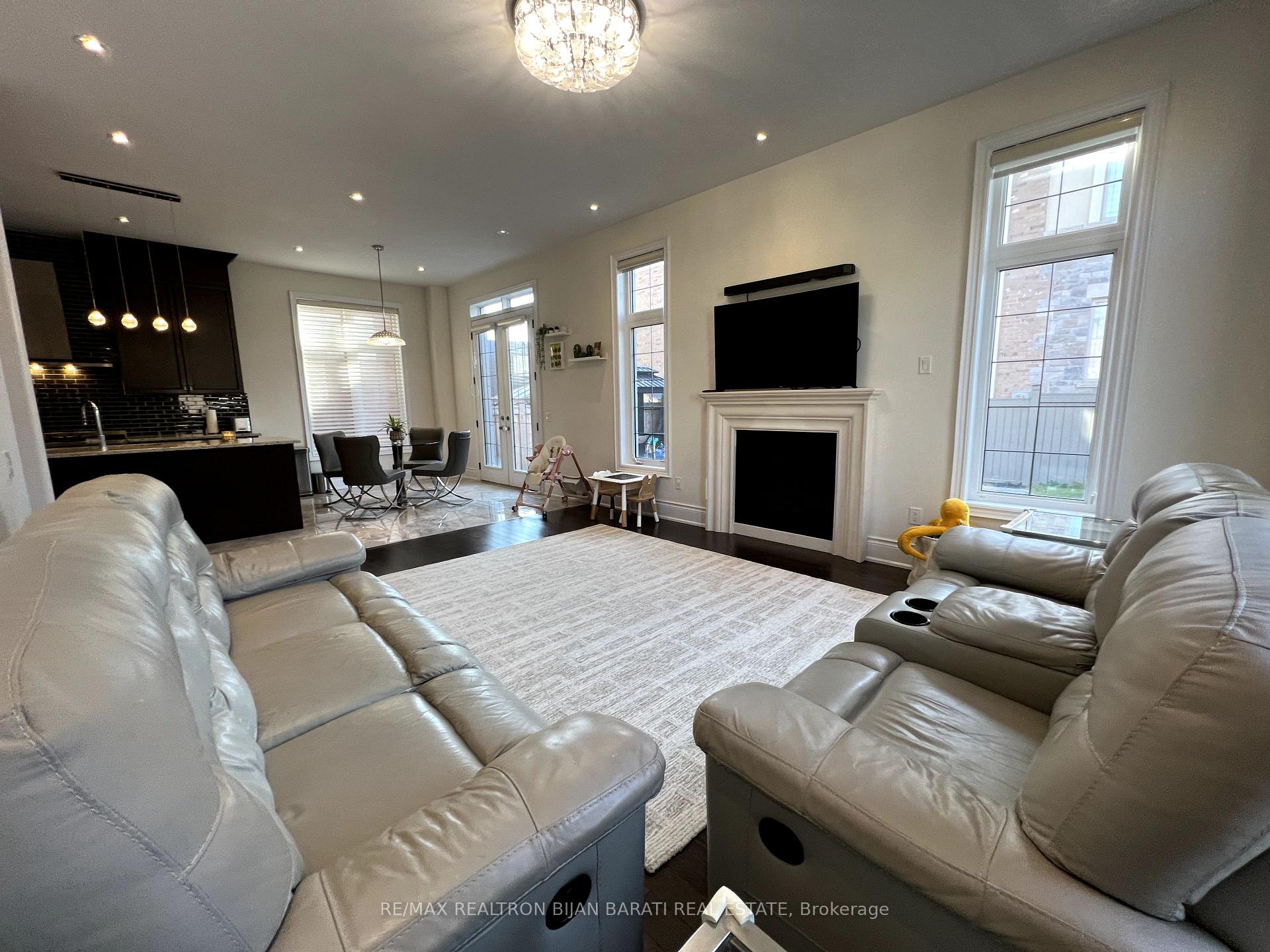 Photo 9 of 42 Hurst Avenue, Vaughan, Patterson — HOMEH