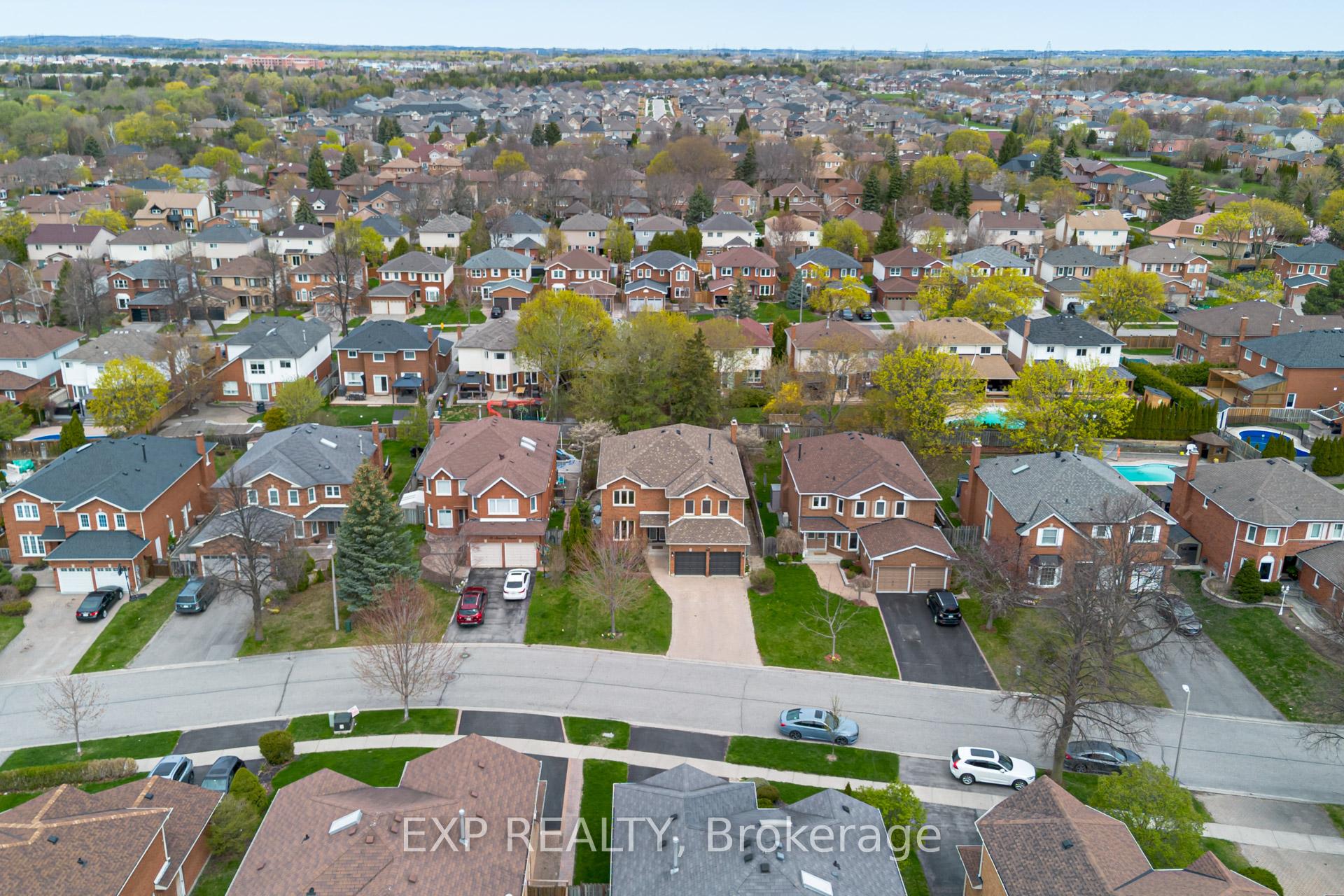 Photo 5 of 16 Jamieson Crescent, Whitby, Rolling Acres — HOMEH