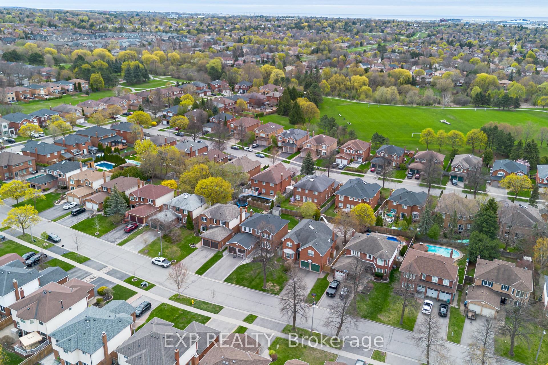 Photo 6 of 16 Jamieson Crescent, Whitby, Rolling Acres — HOMEH