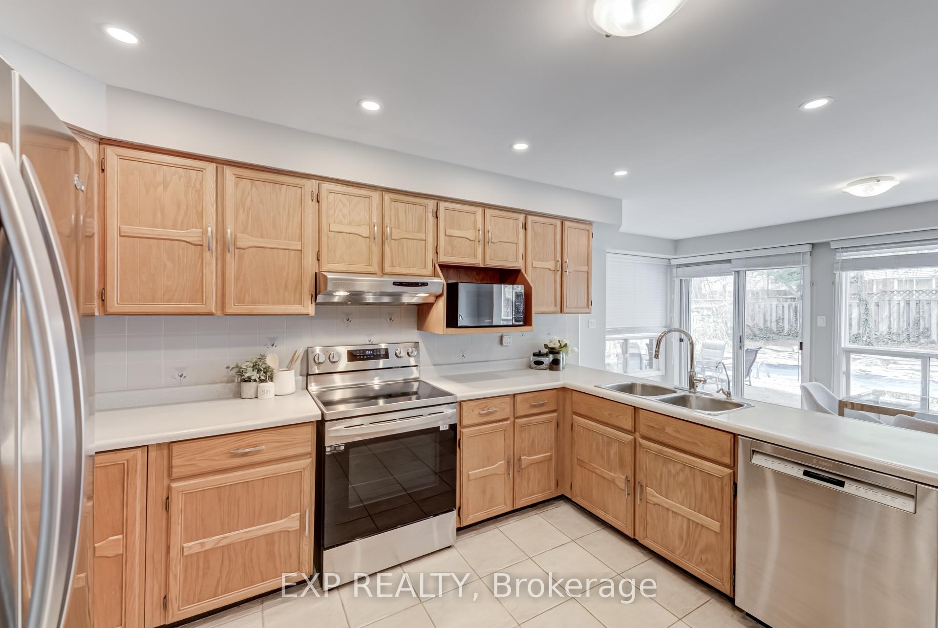 Photo 14 of 16 Jamieson Crescent, Whitby, Rolling Acres — HOMEH