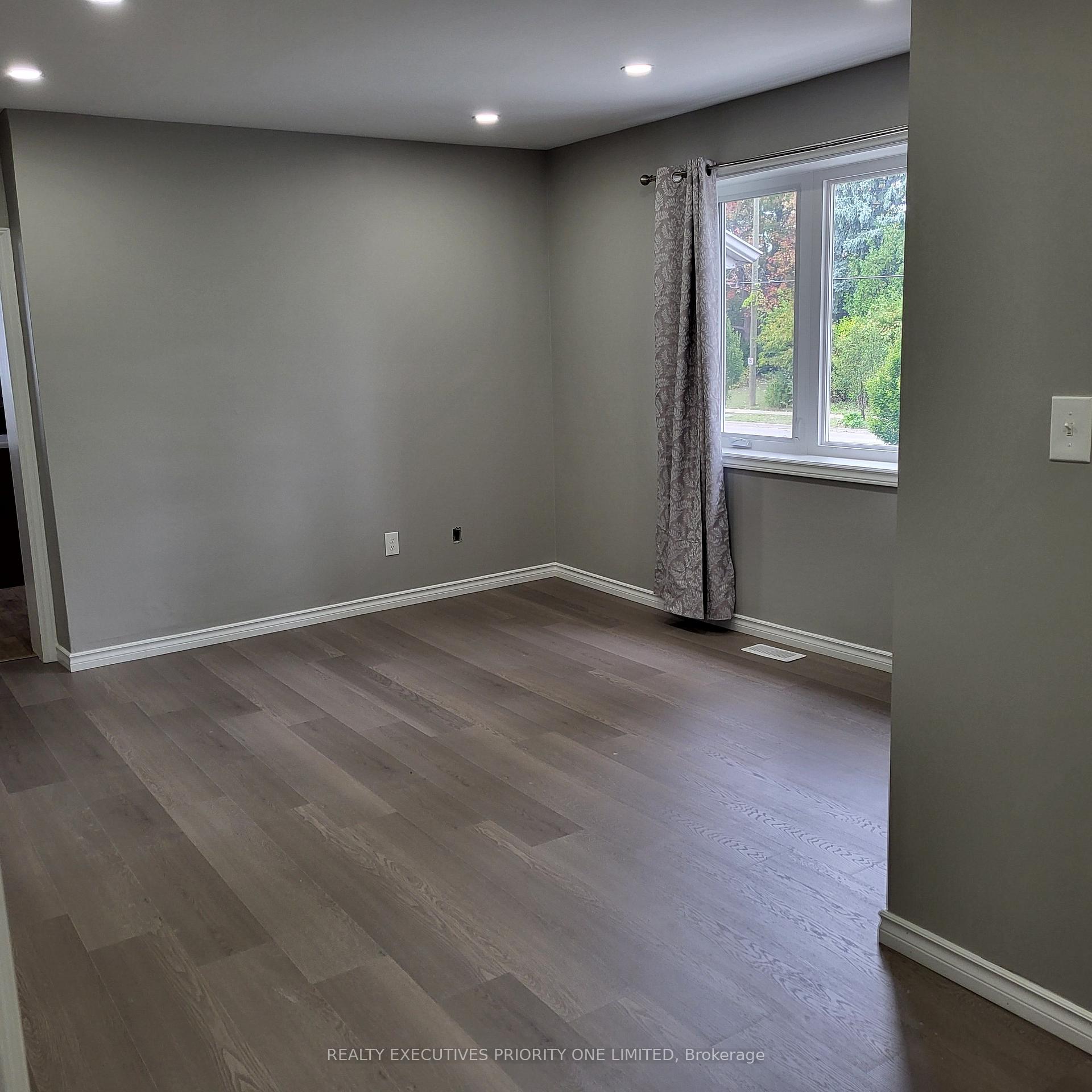 Photo 3 of 53 Crestwood Road, Vaughan, Crestwood-Springfarm-Yorkhill — HOMEH