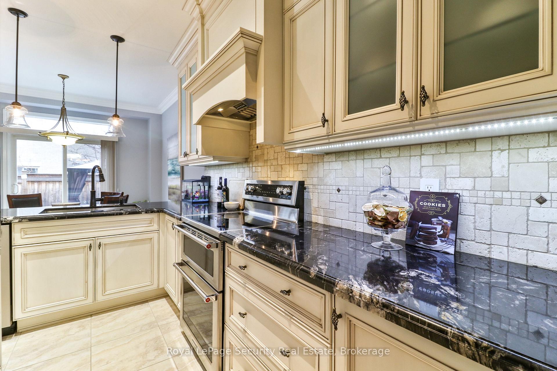 Photo 12 of 20 Vellore Avenue, Vaughan, Vellore Village — HOMEH