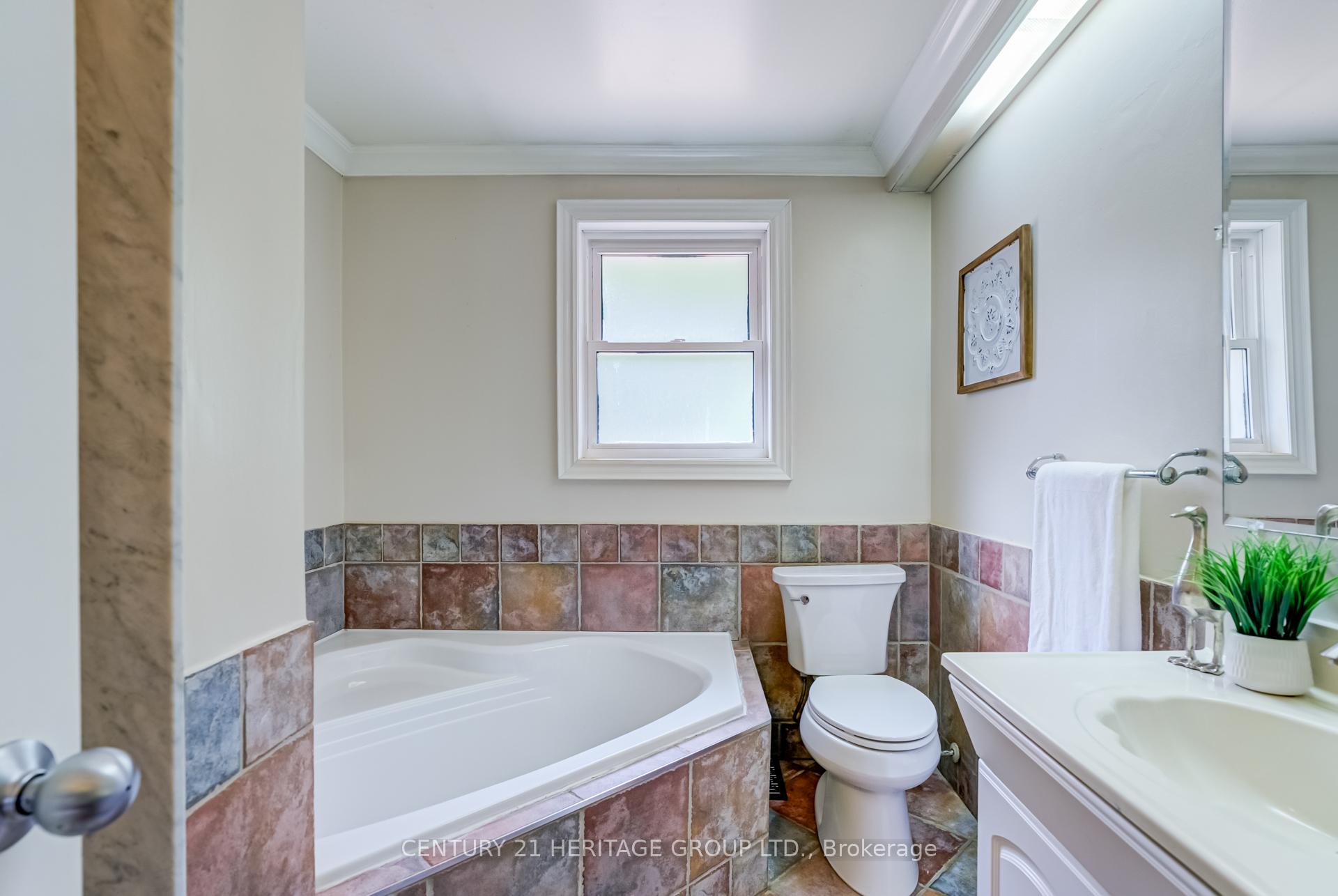 Photo 15 of 17 Cowling Crescent, Ajax, South East — HOMEH