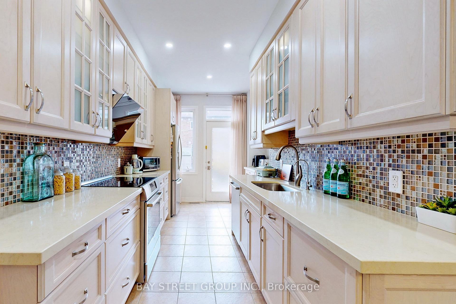 Photo 10 of 4 Elihof Drive, Vaughan, Patterson — HOMEH